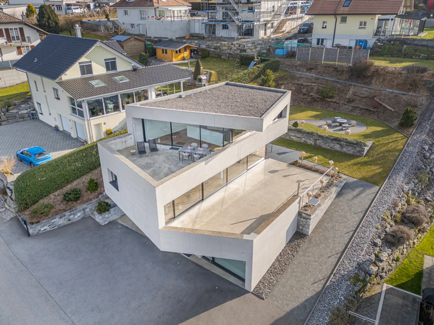 MAISON D'ARCHITECTE MODERNE AVEC ESTHÉTIQUE EN BÉTON INTEMPORELLE - Photo 8 sur 8