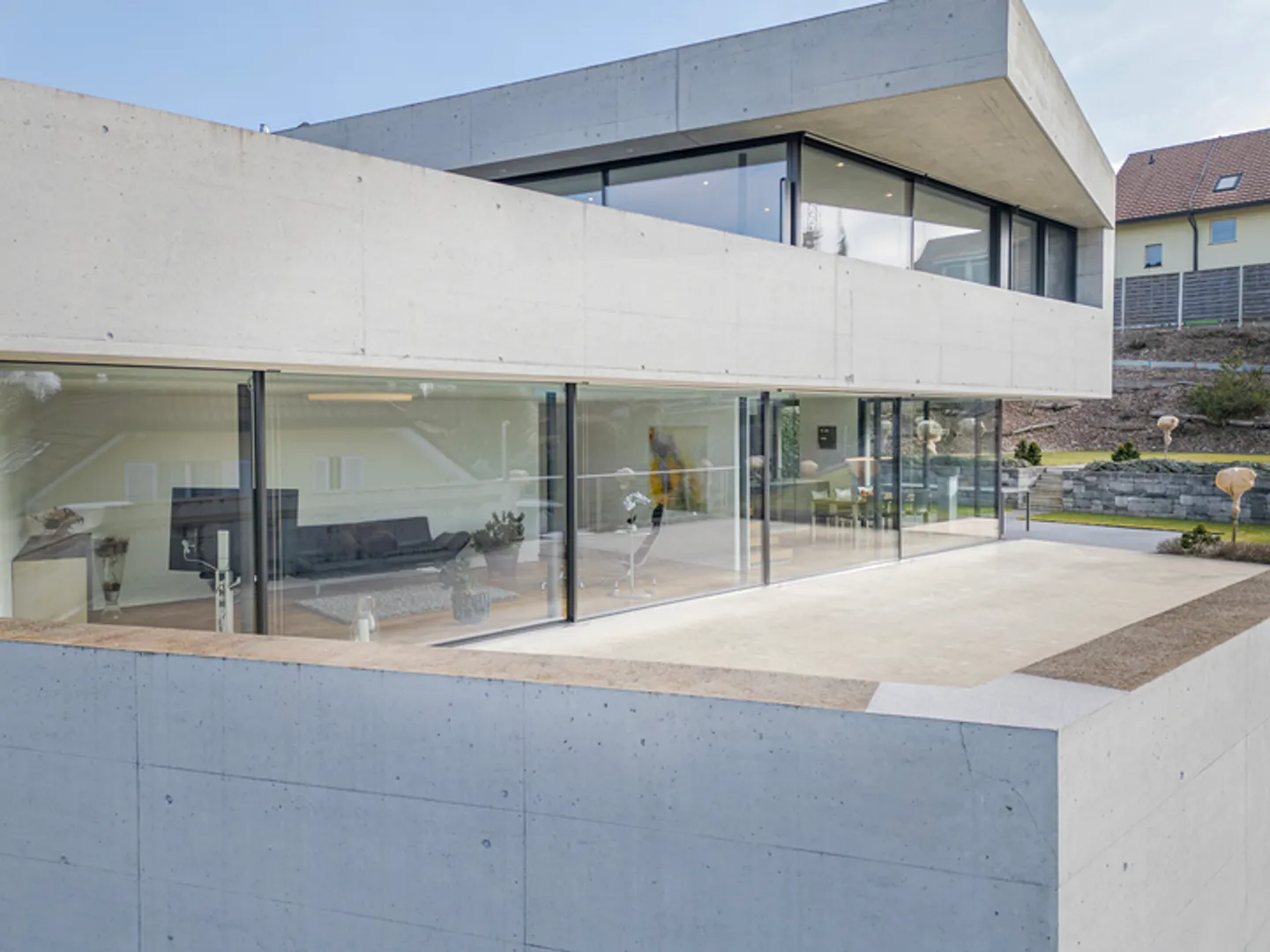 MAISON D'ARCHITECTE MODERNE AVEC ESTHÉTIQUE EN BÉTON INTEMPORELLE - Photo 7 sur 8