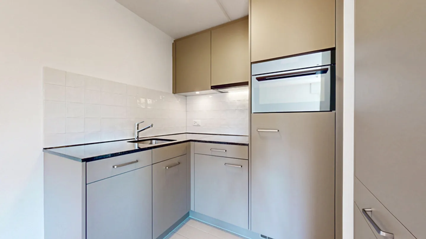 RENOVATED STUDIO GEM ON THE GROUND FLOOR - Photo 2 of 8