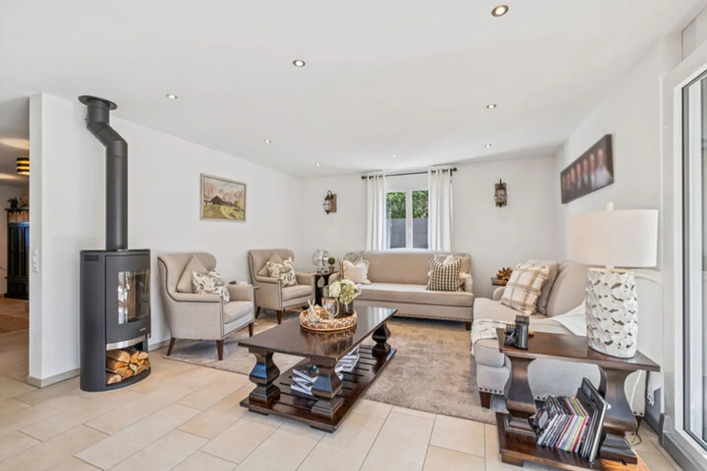 MODERN LIVING WITH TIMELESS ELEGANCE - Photo 2 of 7