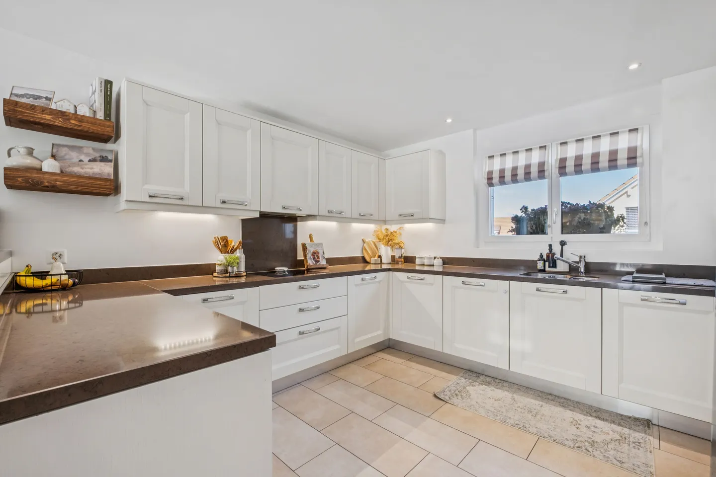 MODERN LIVING WITH TIMELESS ELEGANCE - Photo 4 of 7