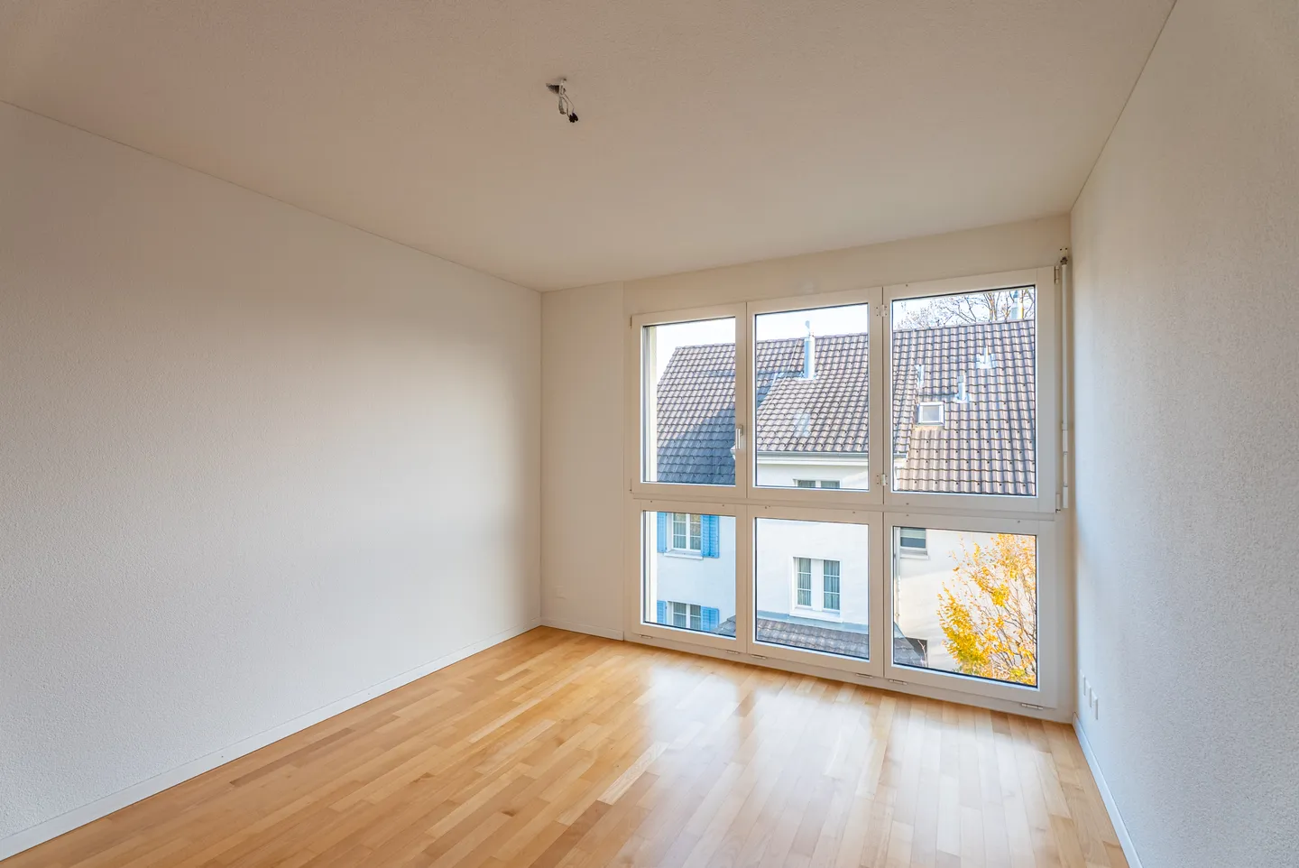 LIVING WITH LOTS OF LIGHT AND SPACE FEELING - Photo 5 of 8