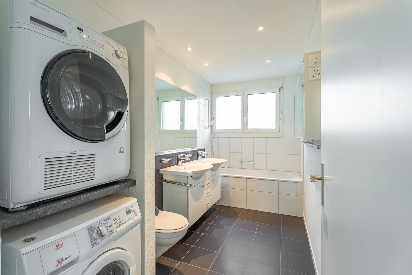 LIVING WITH LOTS OF LIGHT AND SPACE FEELING - Photo 6 of 8