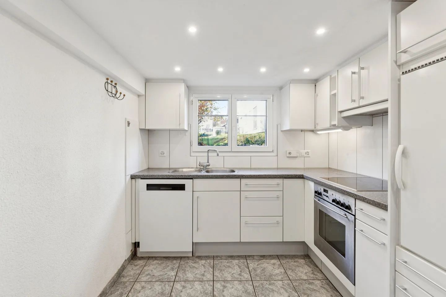 Charming Single-Family Home with Great Potential and Far-Reaching Views - Photo 7 of 8