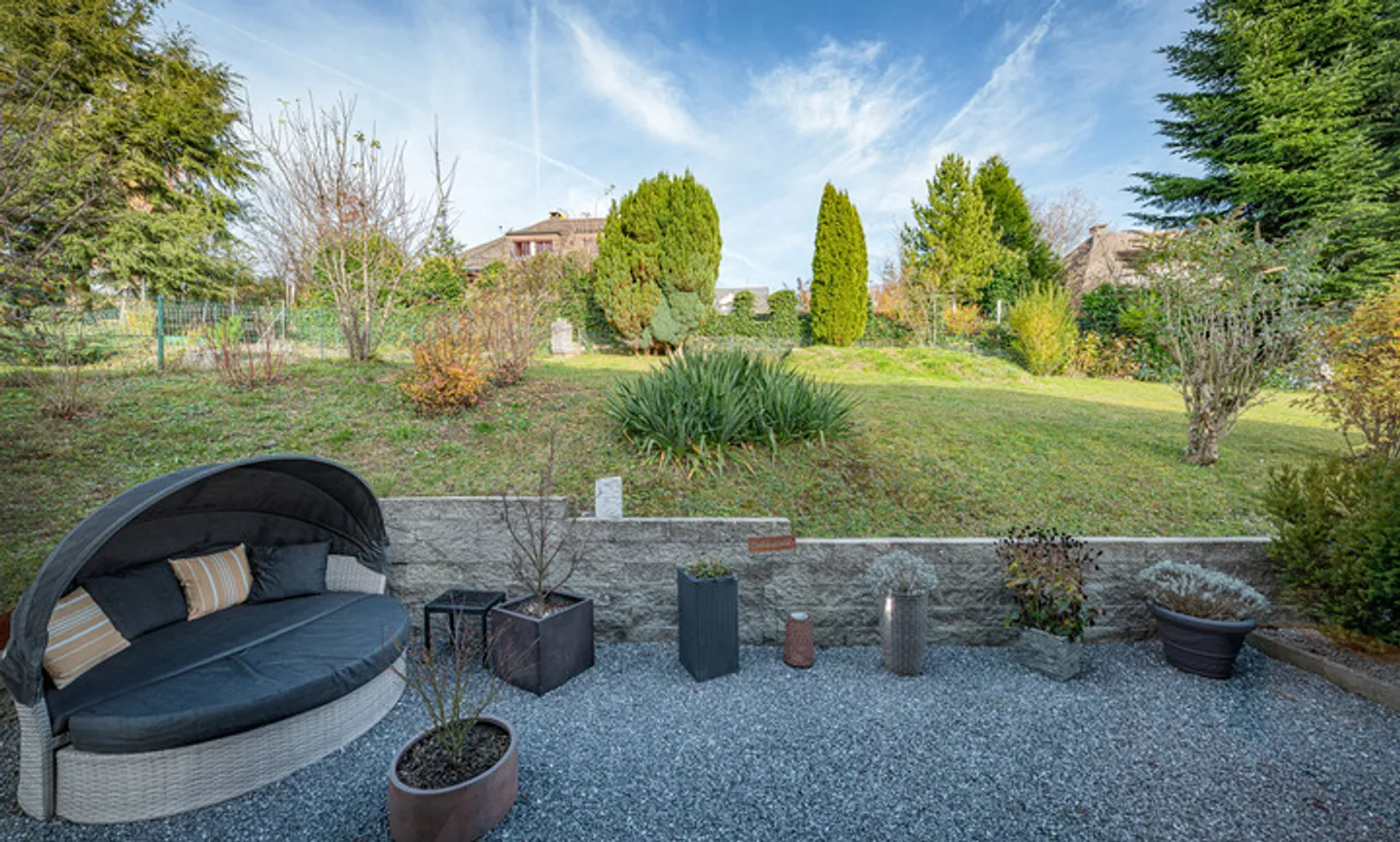 CHARMING COUNTRY HOUSE IN A QUIET GREEN LOCATION - Photo 7 of 8