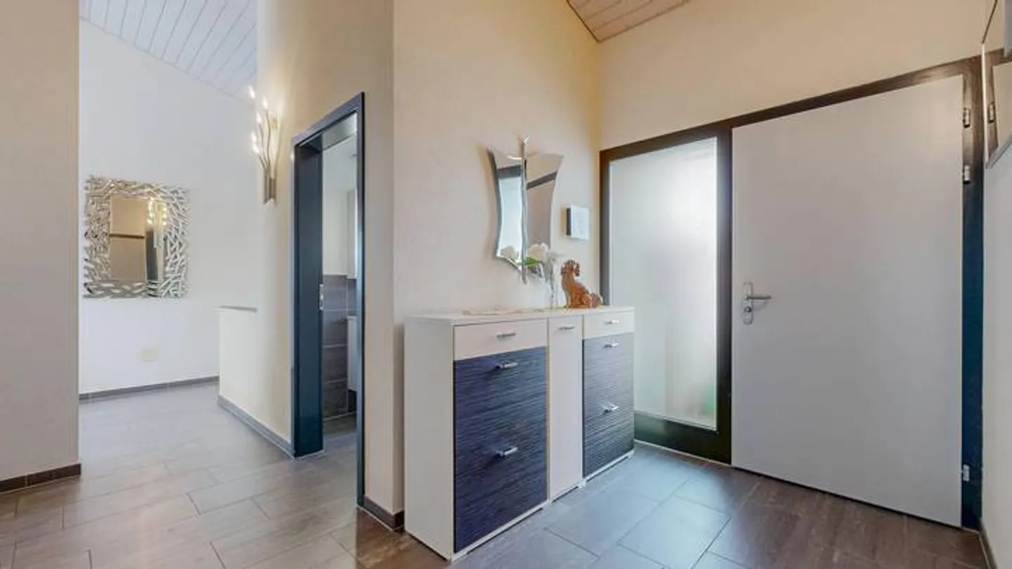 IDEAL FAMILY HOME WITH GARDEN, POOL AND PLENTY OF SPACE - Photo 7 of 9