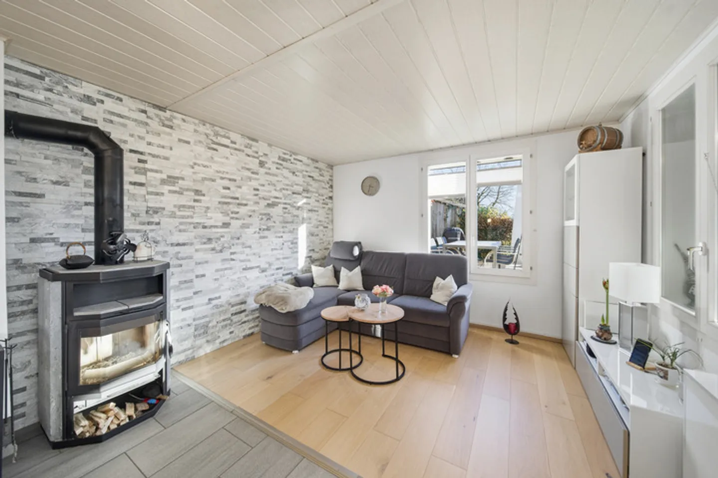 GRACEFUL LAKE VIEW CHALET "SUNNEHÜSI" IN HÜNIBACH - Photo 2 of 8