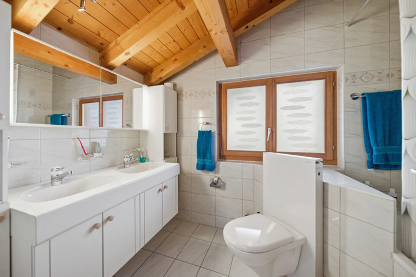 MAISON INTELLIGENTE AVEC POTENTIEL AU BORD DU LAC DE THOUNE - Photo 6 sur 8