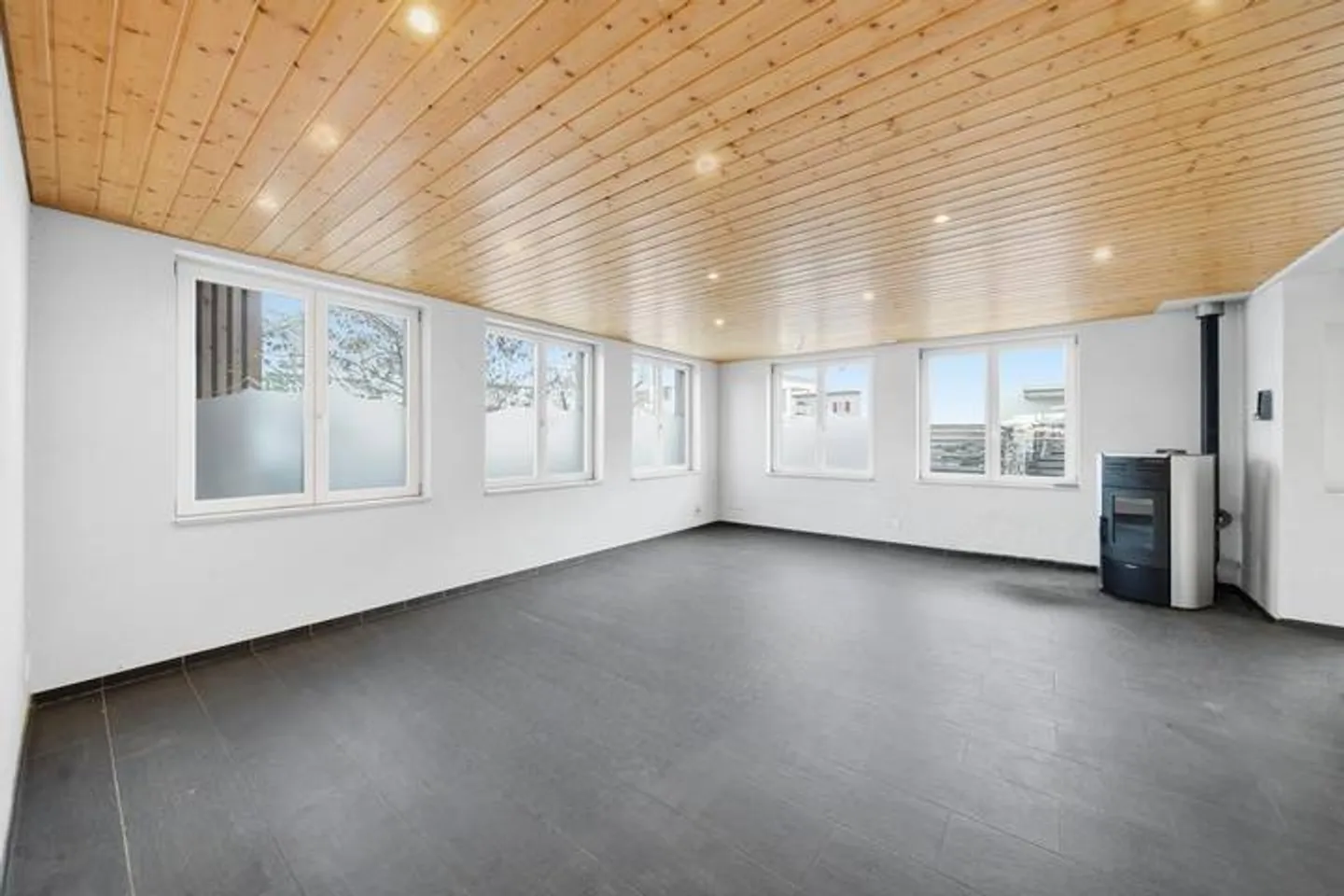 CHARM FROM TWO EPOCHS - SKILFULLY RENOVATED SINGLE-FAMILY HOUSE - Photo 5 of 9