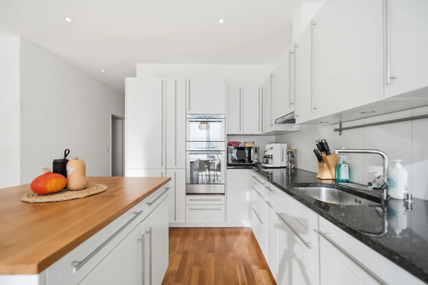 CLEVER CITY APARTMENT IN ZURICH - Photo 3 of 8