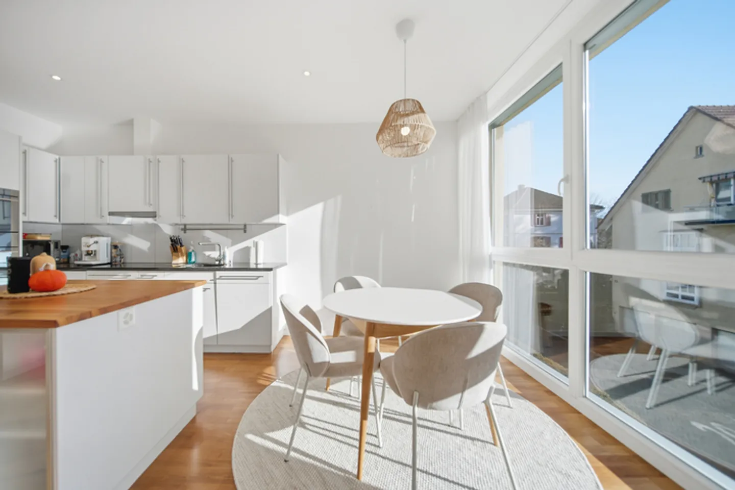 CLEVER CITY APARTMENT IN ZURICH - Photo 2 of 8