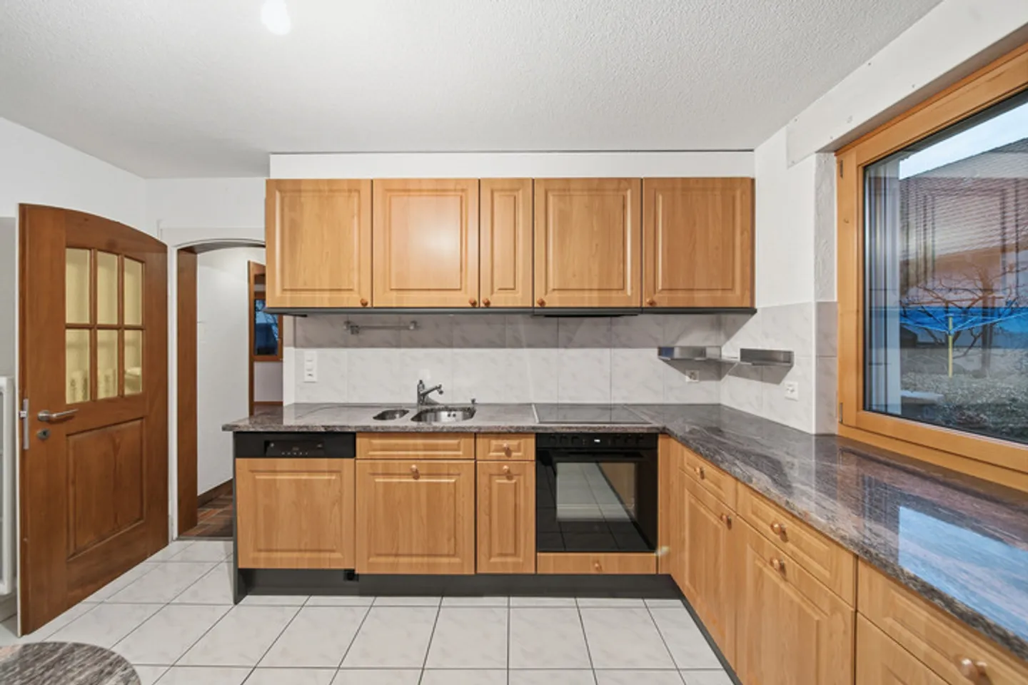 FREISTEHENDES EINFAMILIENHAUS MIT GROSSEM GARTEN - Foto 4 von 8