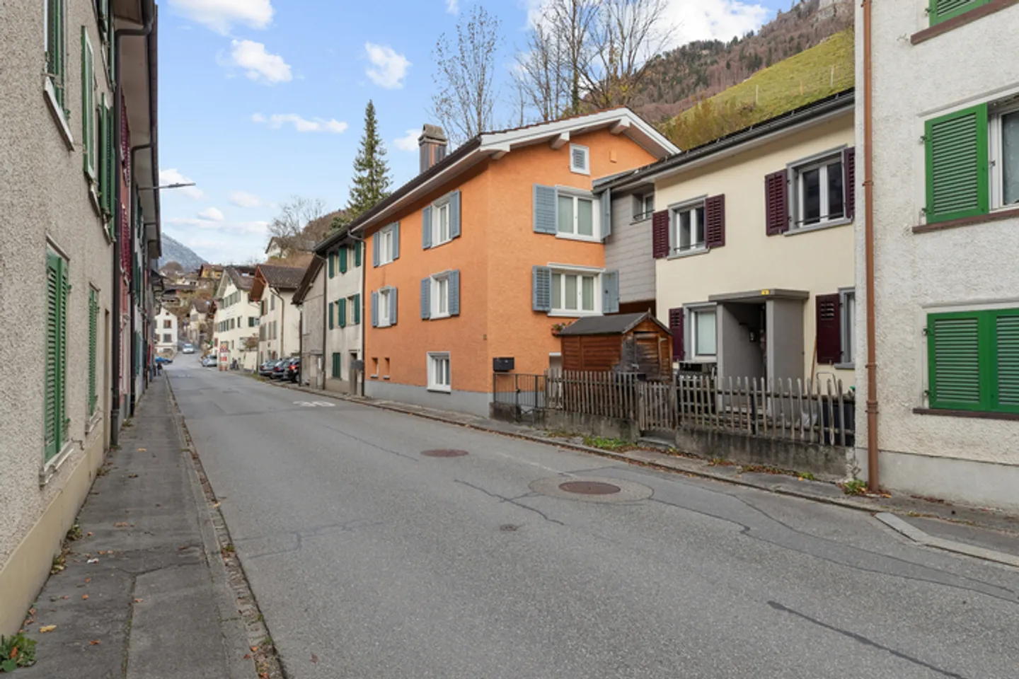 EIN ZUHAUSE MIT RAUM ZUM LEBEN - Foto 1 von 8