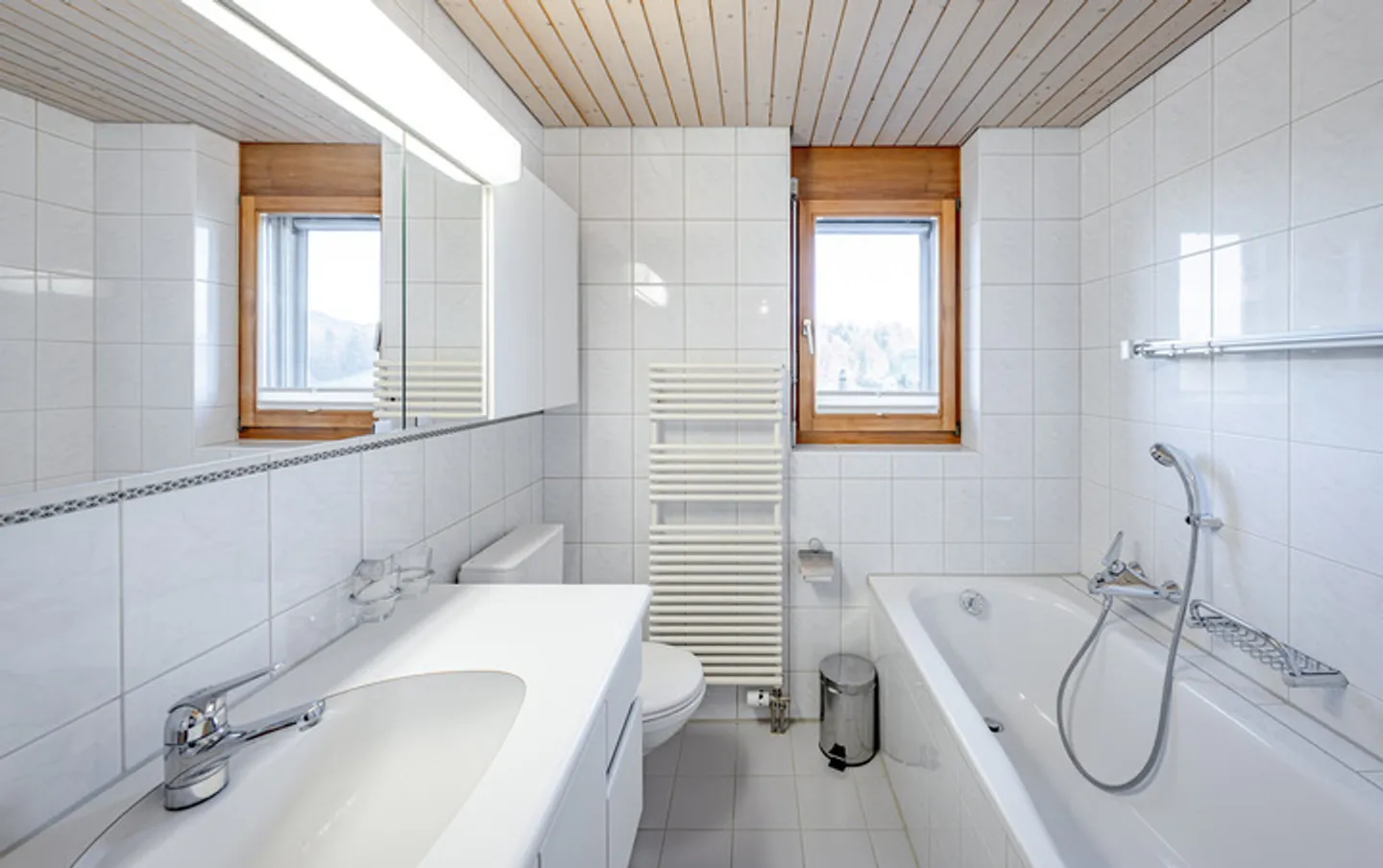 Casa familiare bifamiliare ben curata in una posizione privilegiata in collina - Foto 6 di 8