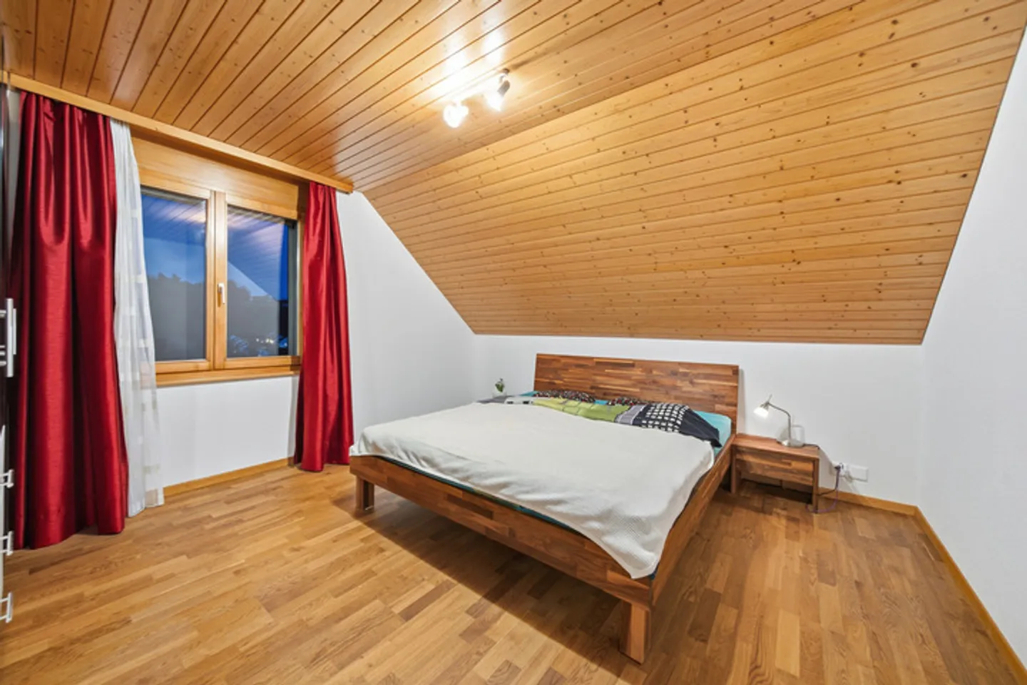 Casa familiare bifamiliare ben curata in una posizione privilegiata in collina - Foto 5 di 8