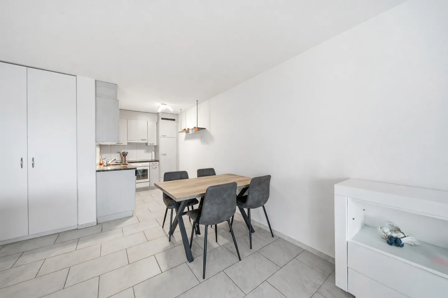 GROSSZÜGIGE UND GEPFLEGTE 2.5 ZIMMER WOHNUNG AM HALLWILERSEE - Foto 2 von 9