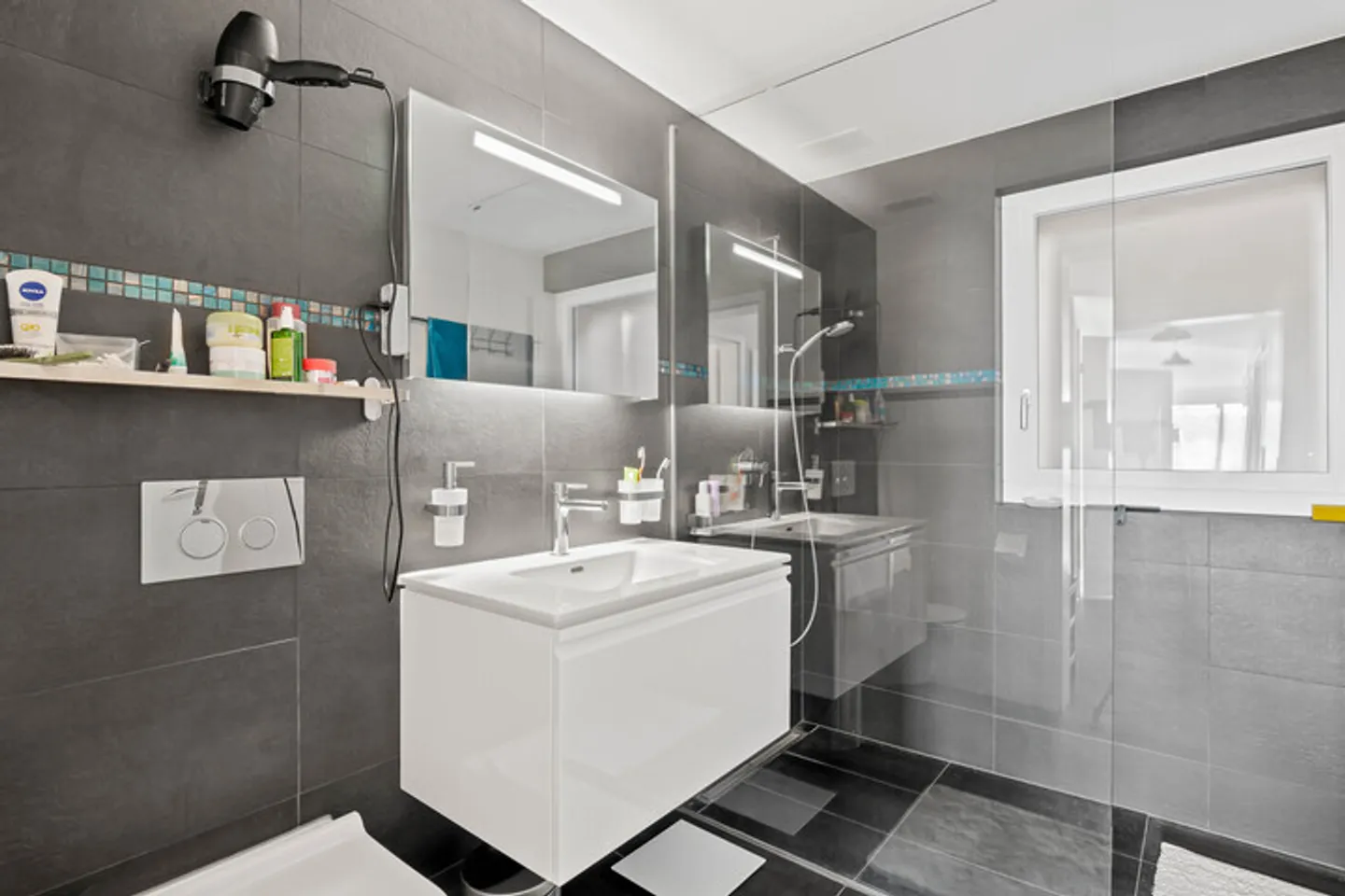 TOP OF OBERLAND: MODERN PANORAMIC APARTMENT IN BEATENBERG - Photo 6 of 9