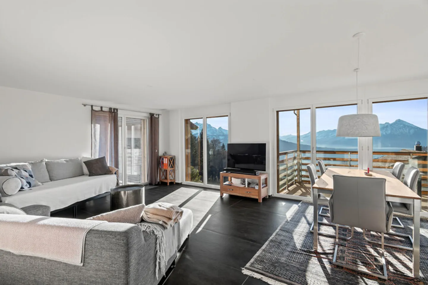 TOP OF OBERLAND: MODERN PANORAMIC APARTMENT IN BEATENBERG - Photo 2 of 9