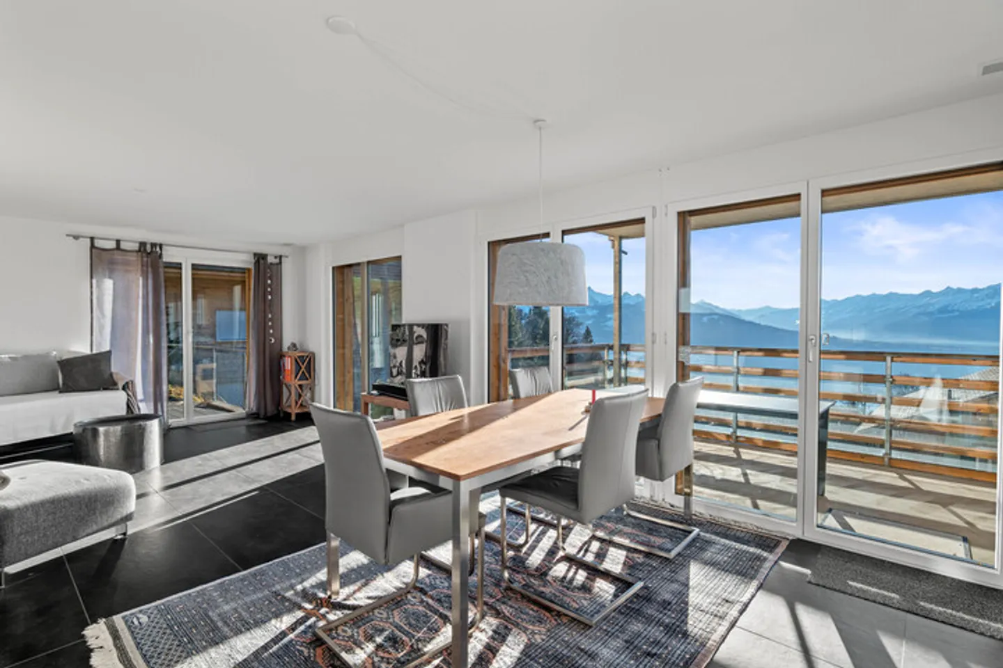 TOP OF OBERLAND: MODERN PANORAMIC APARTMENT IN BEATENBERG - Photo 3 of 9