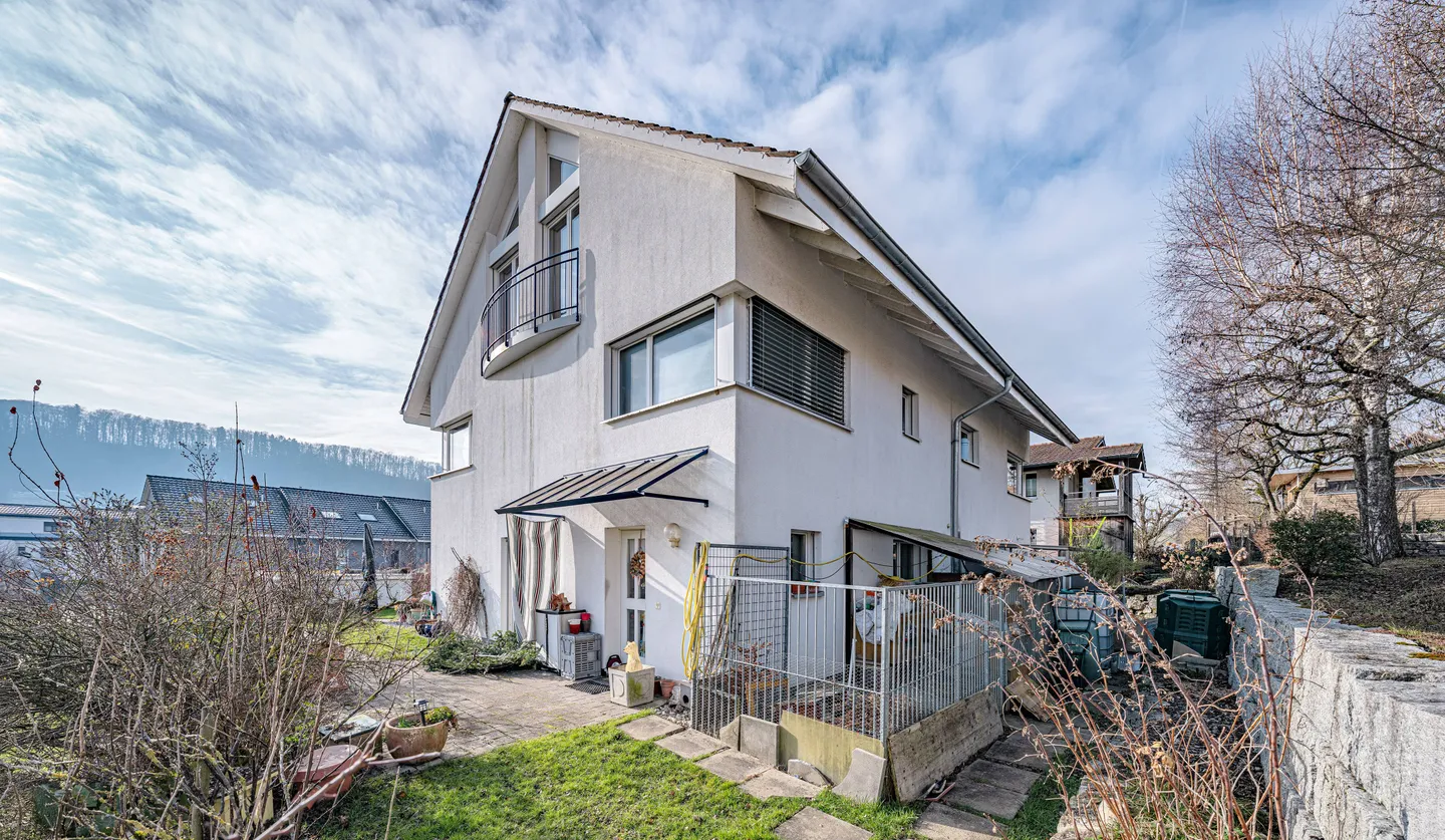 COZY SEMI-DETACHED HOUSE WITH VERSATILE SPACE OFFER - Photo 6 of 8