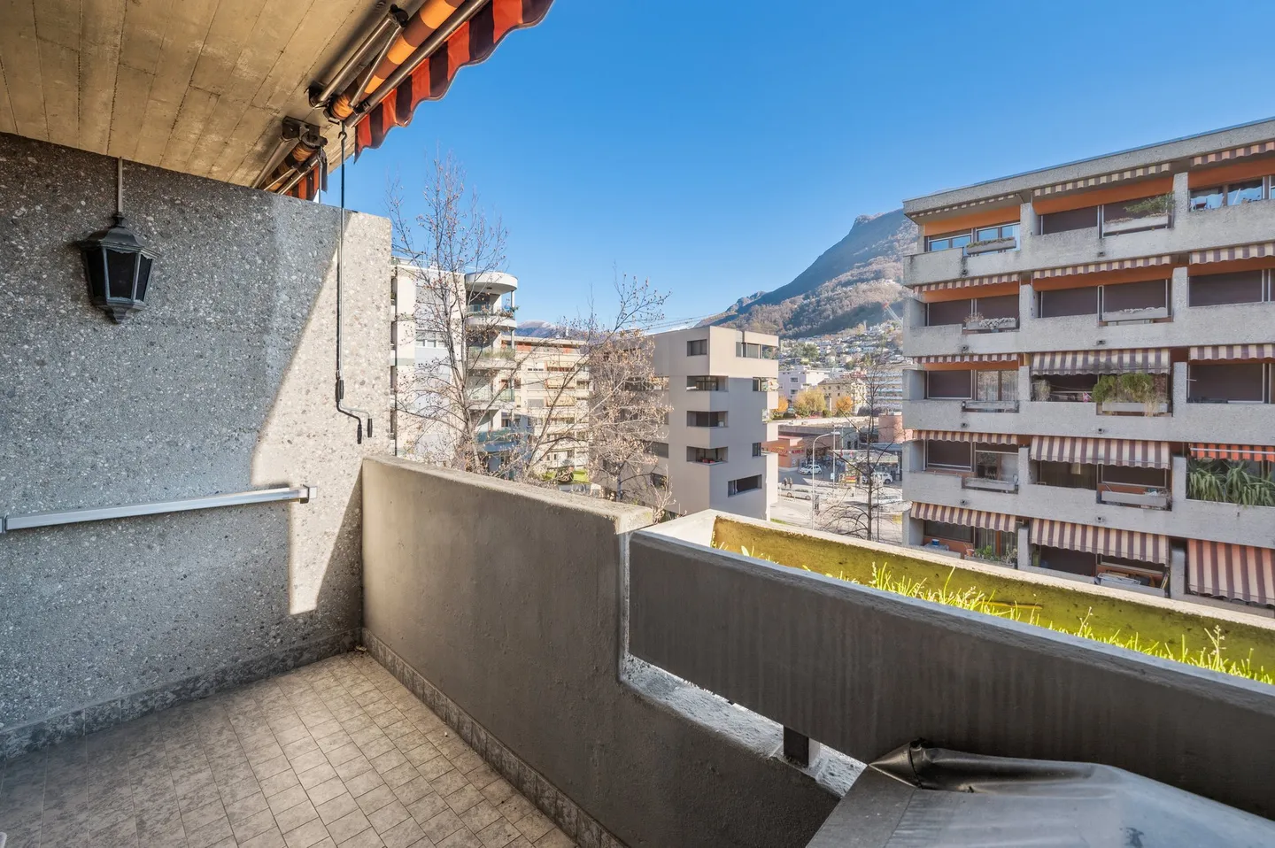 CENTRAL LIVING WITH A VIEW OF MONTE BRÉ - Photo 7 of 8