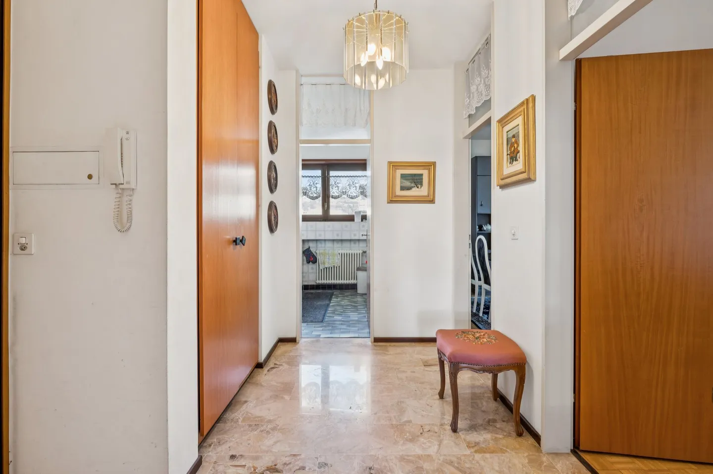 CENTRAL LIVING WITH A VIEW OF MONTE BRÉ - Photo 4 of 8