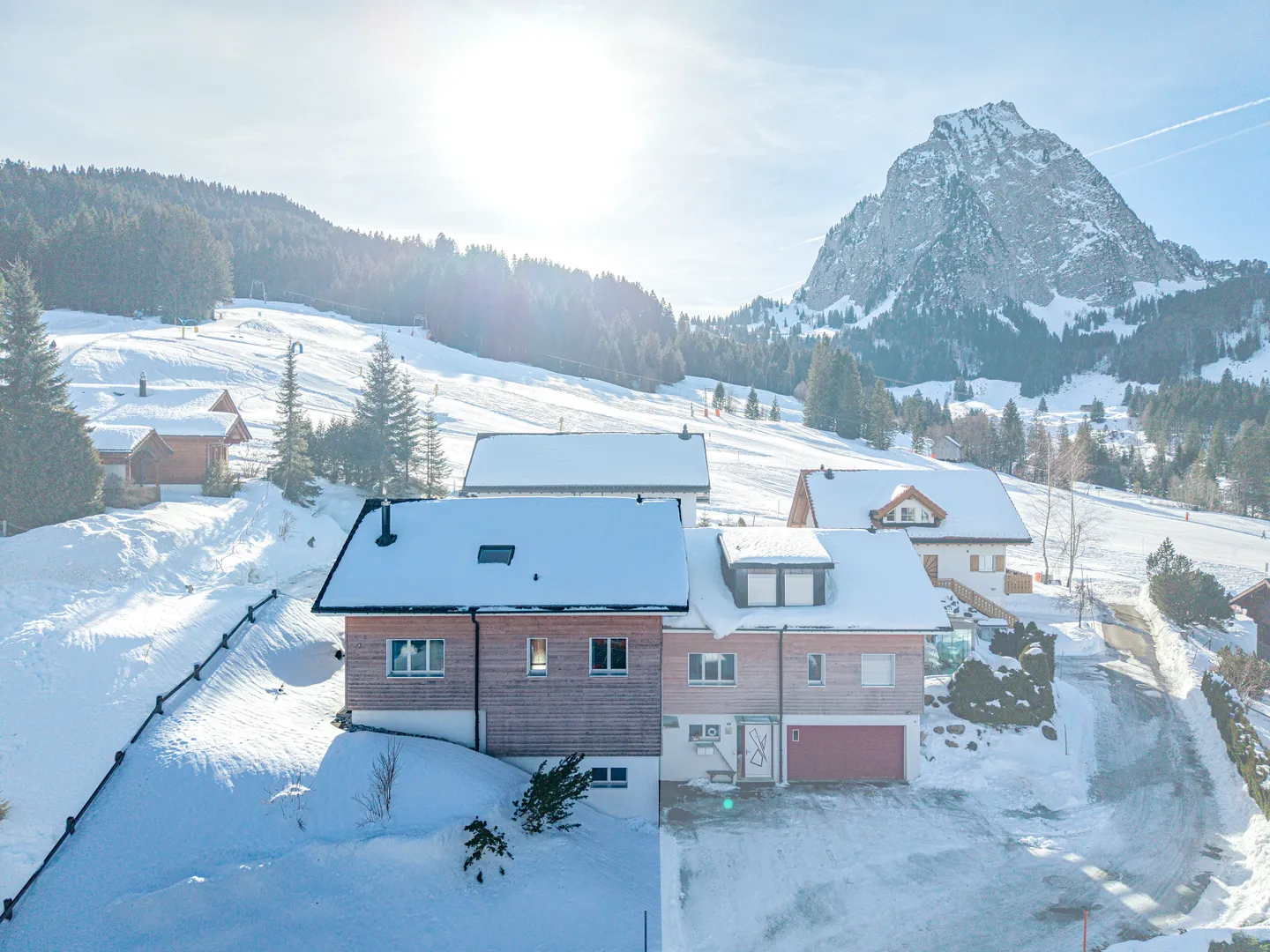 Vie élégante à Alpthal : Maison jumelée ensoleillée de 5,5 pièces - Photo 1 sur 8