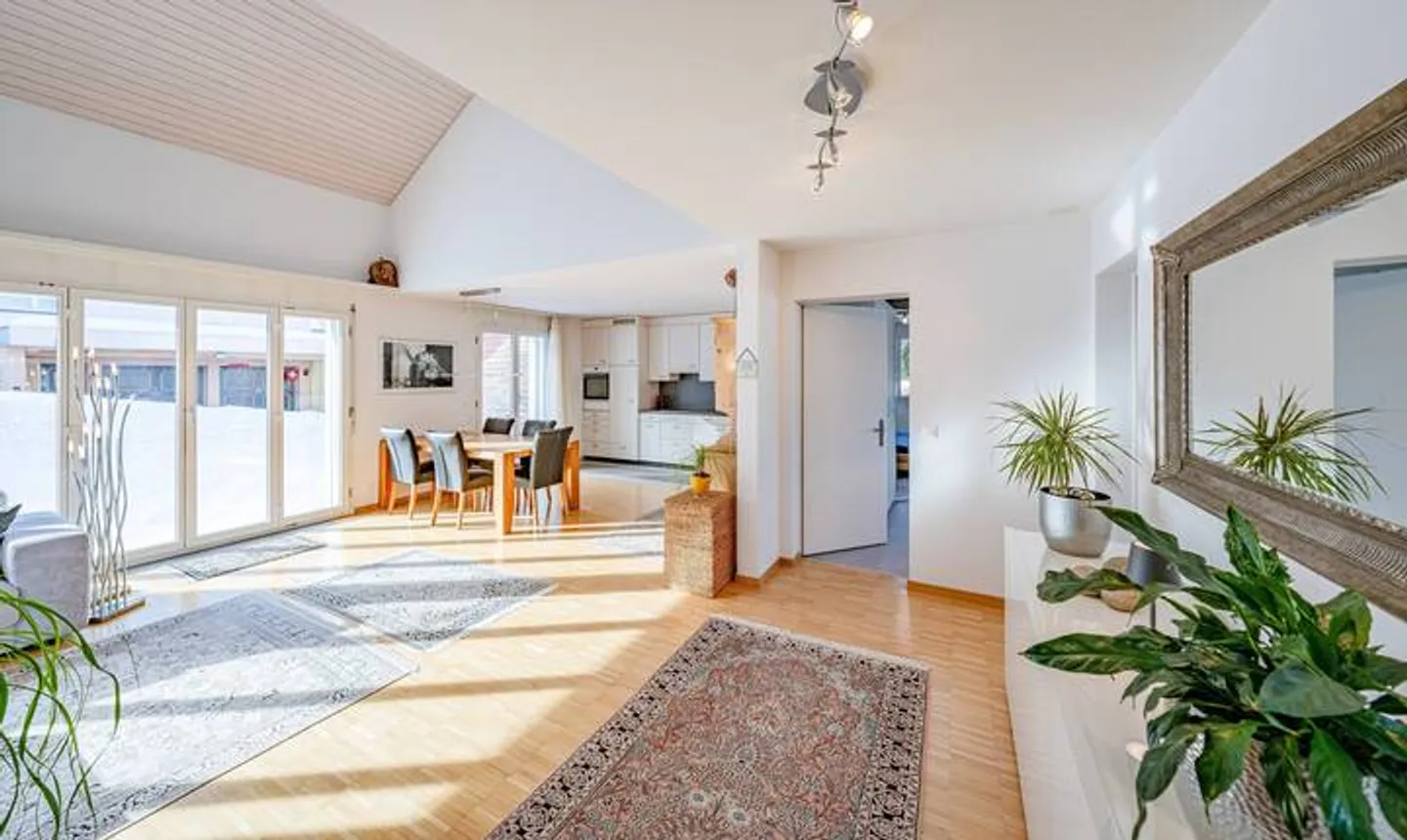 Vie élégante à Alpthal : Maison jumelée ensoleillée de 5,5 pièces - Photo 8 sur 9