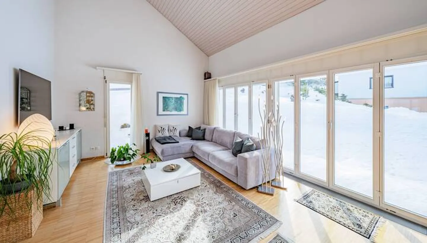 Vie élégante à Alpthal : Maison jumelée ensoleillée de 5,5 pièces - Photo 3 sur 9