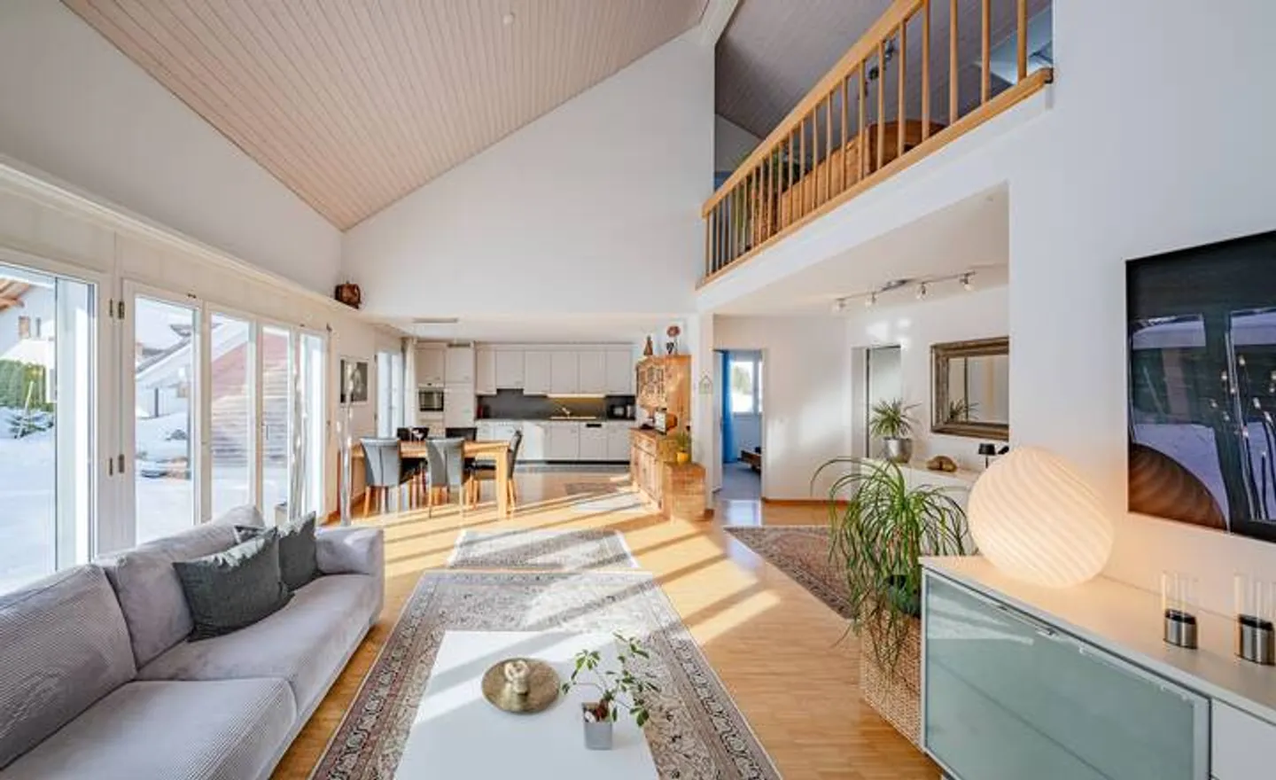 Vie élégante à Alpthal : Maison jumelée ensoleillée de 5,5 pièces - Photo 4 sur 9