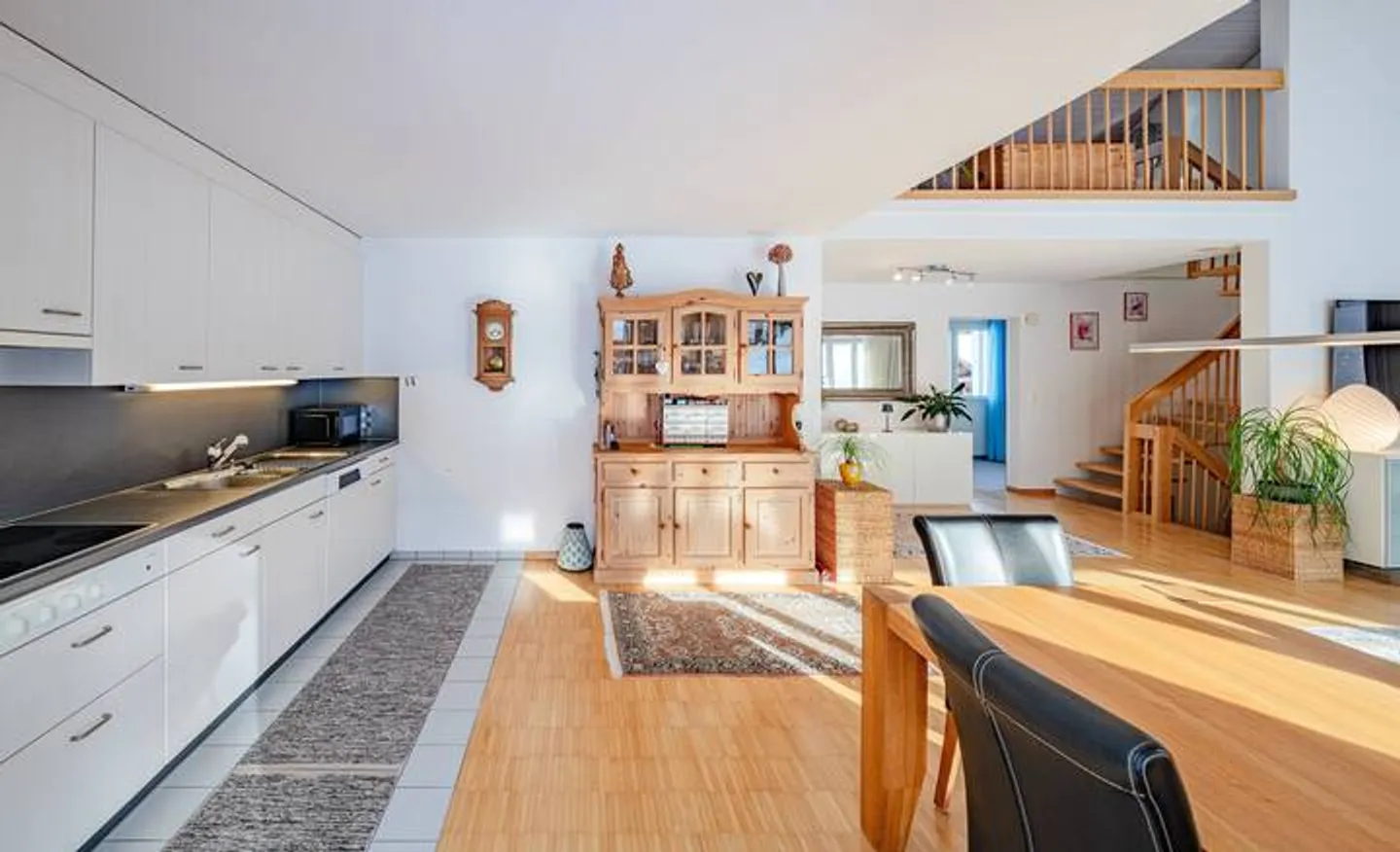 Vie élégante à Alpthal : Maison jumelée ensoleillée de 5,5 pièces - Photo 6 sur 9