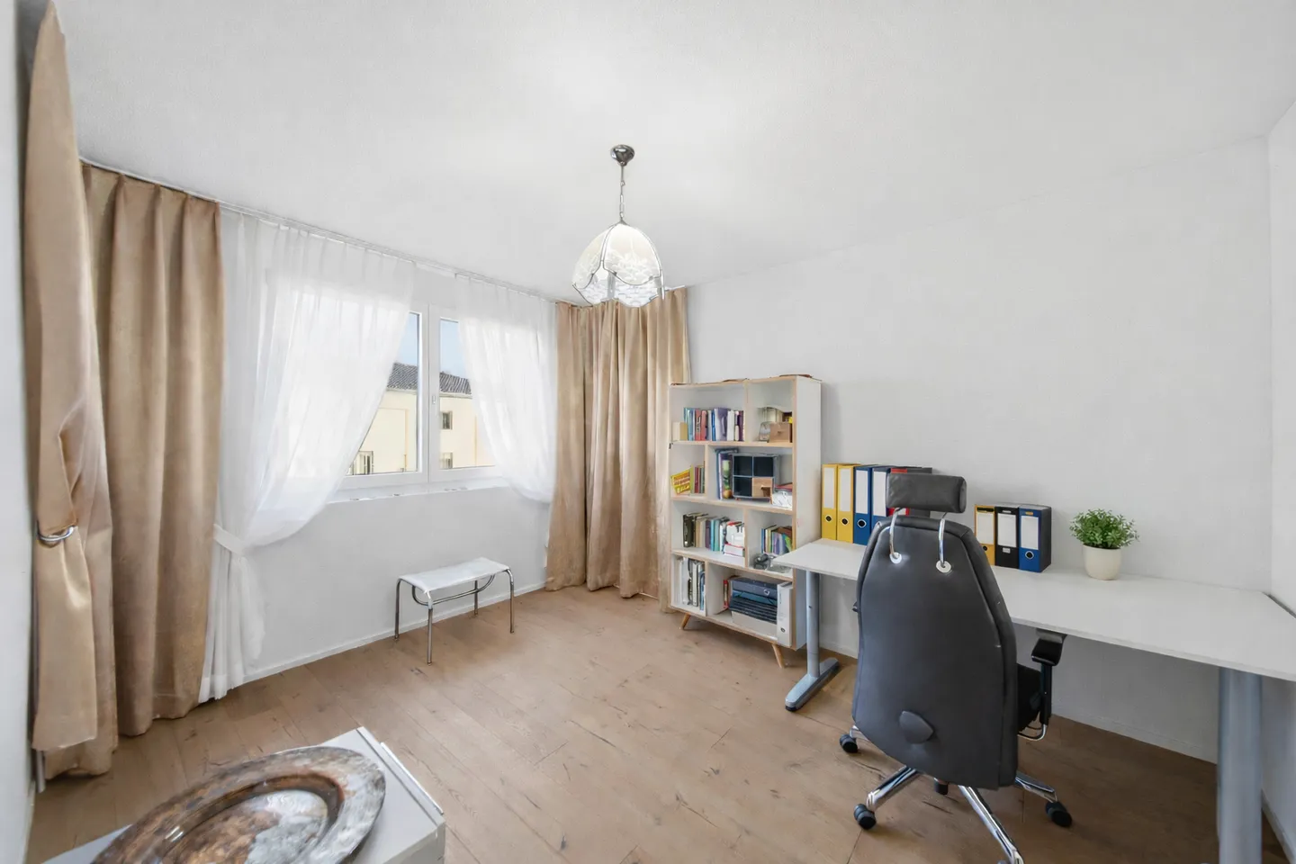 APPARTAMENTO DI PROPRIETÀ QUASI NUOVO DI 4,5 STANZE CON GIARDINO D'INVERNO - Foto 4 di 8