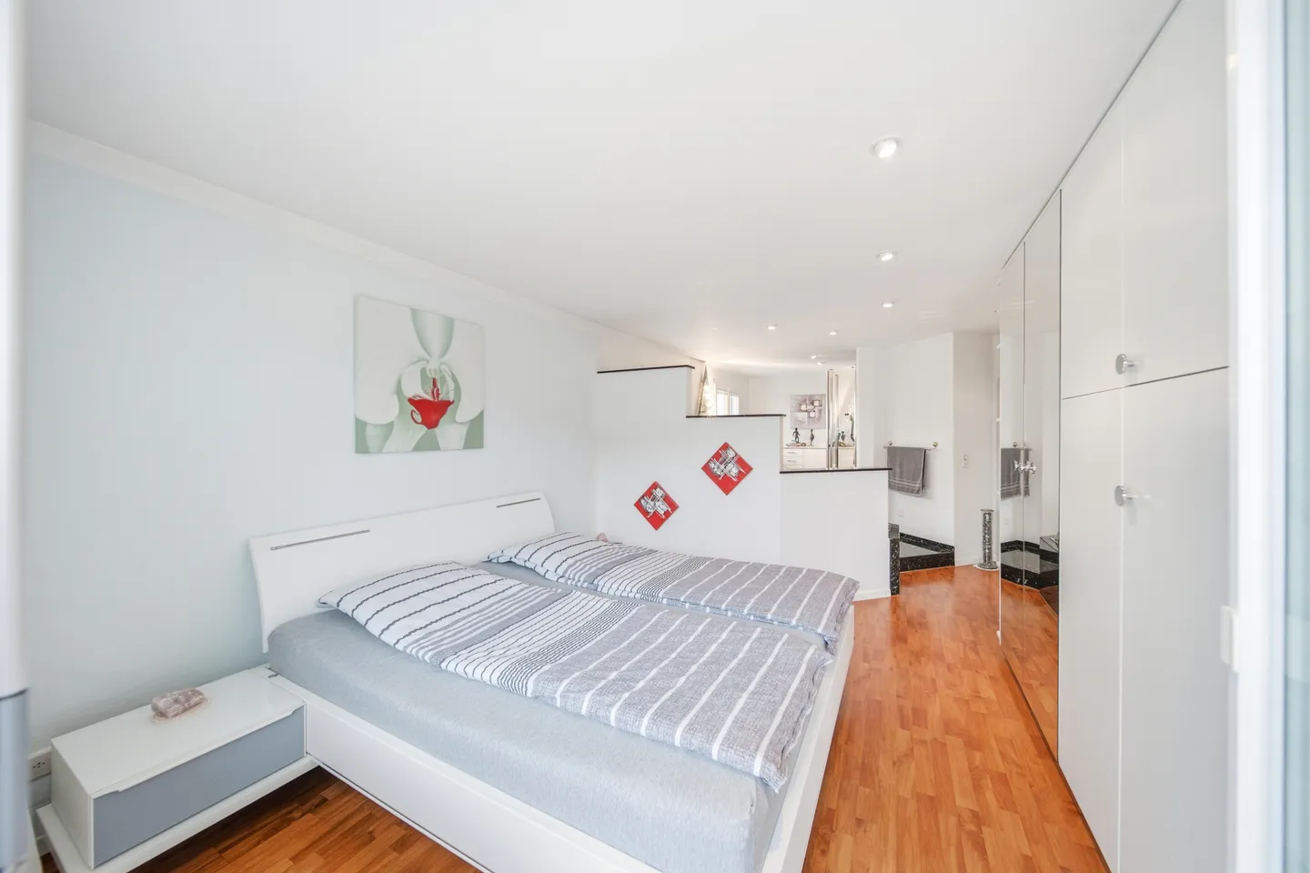 GRAND ET BIEN ENTRETENU APPARTEMENT DE 4.5 PIÈCES ENTRE RIGI ET LAC DE ZUG - Photo 4 sur 9