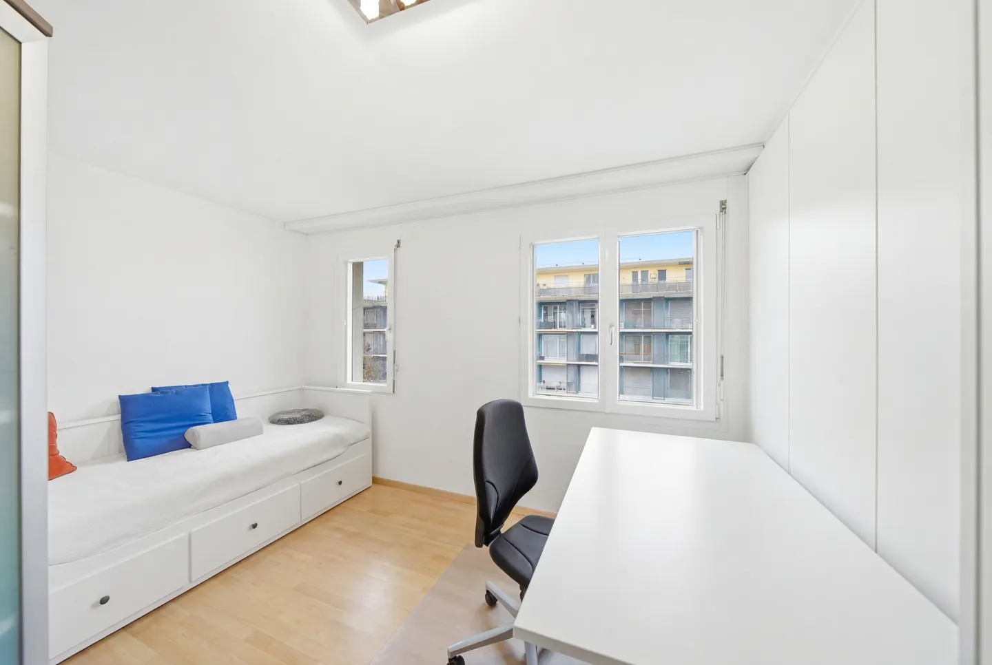 GRAND ET BIEN ENTRETENU APPARTEMENT DE 4.5 PIÈCES ENTRE RIGI ET LAC DE ZUG - Photo 5 sur 9