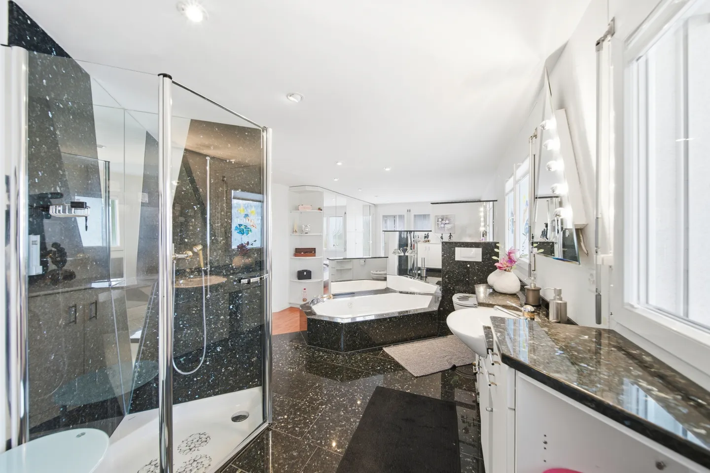 GRAND ET BIEN ENTRETENU APPARTEMENT DE 4.5 PIÈCES ENTRE RIGI ET LAC DE ZUG - Photo 6 sur 9