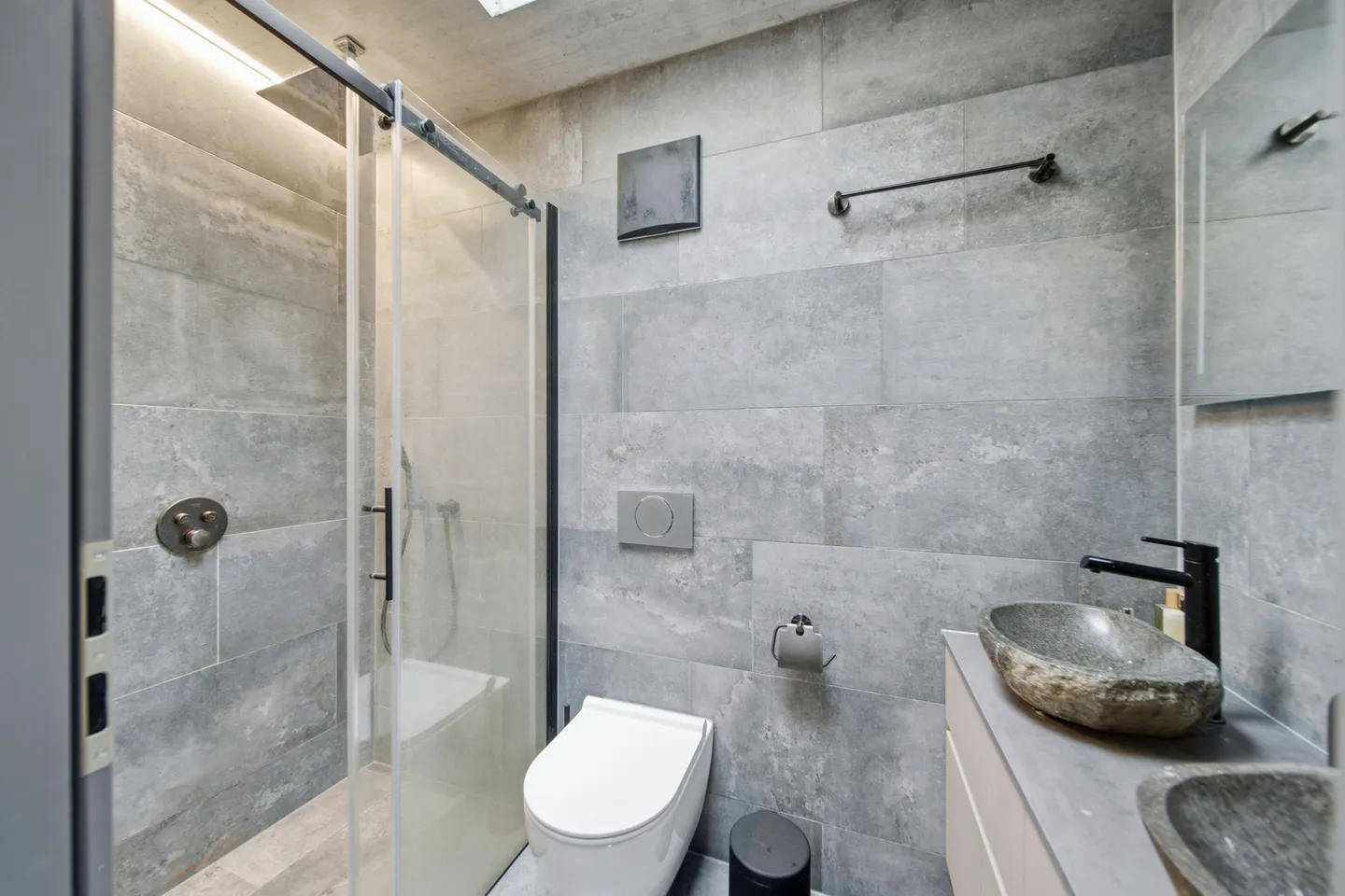 ANGULAR, EDGY & CLEAR - MODERN ARCHITECT'S HOUSE - Photo 5 of 8