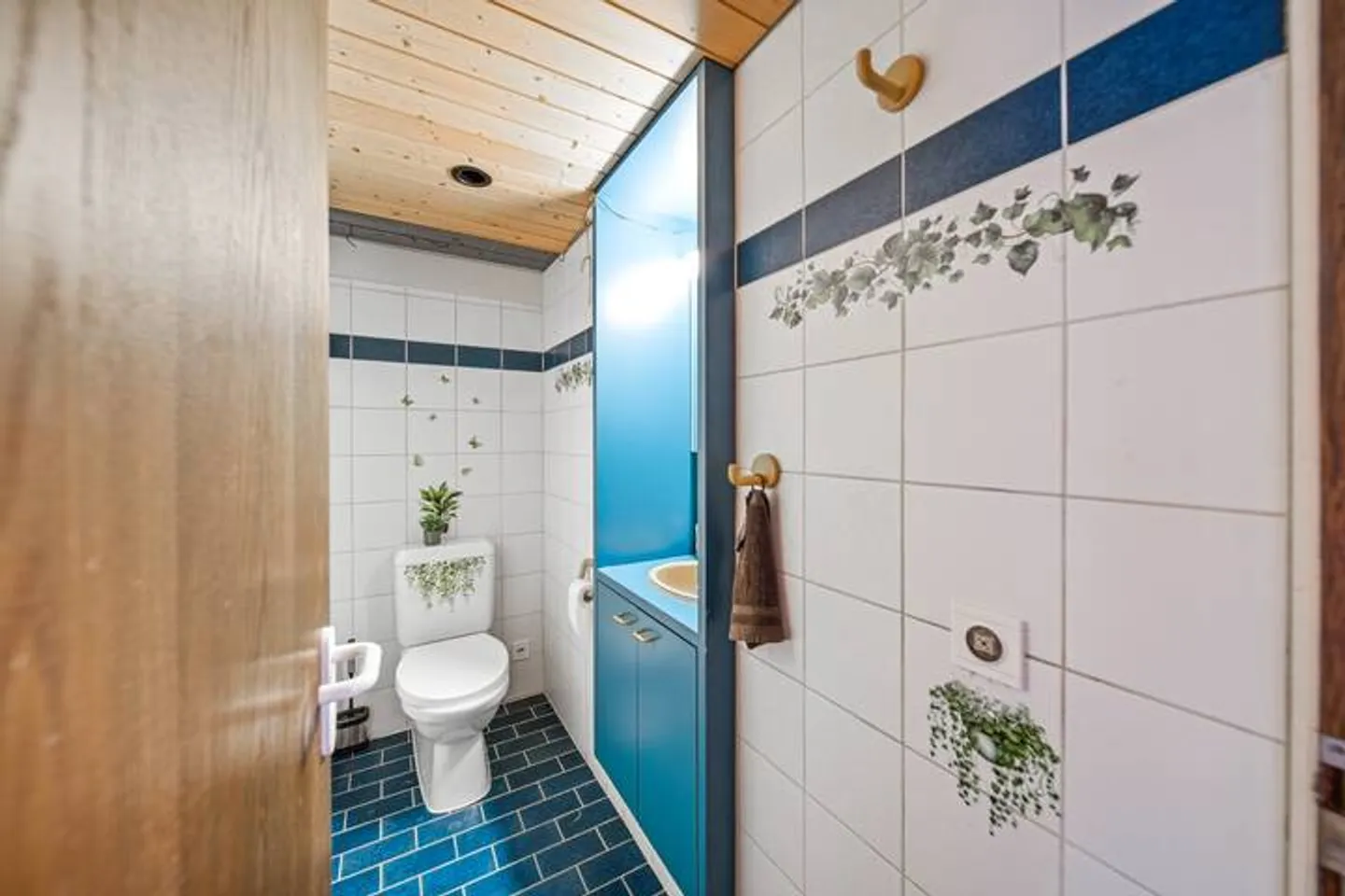 STRATEGIC LOCATION - BUNGALOW-LIKE HOUSE WITH 412 M² TOTAL USABLE AREA - Photo 8 of 9