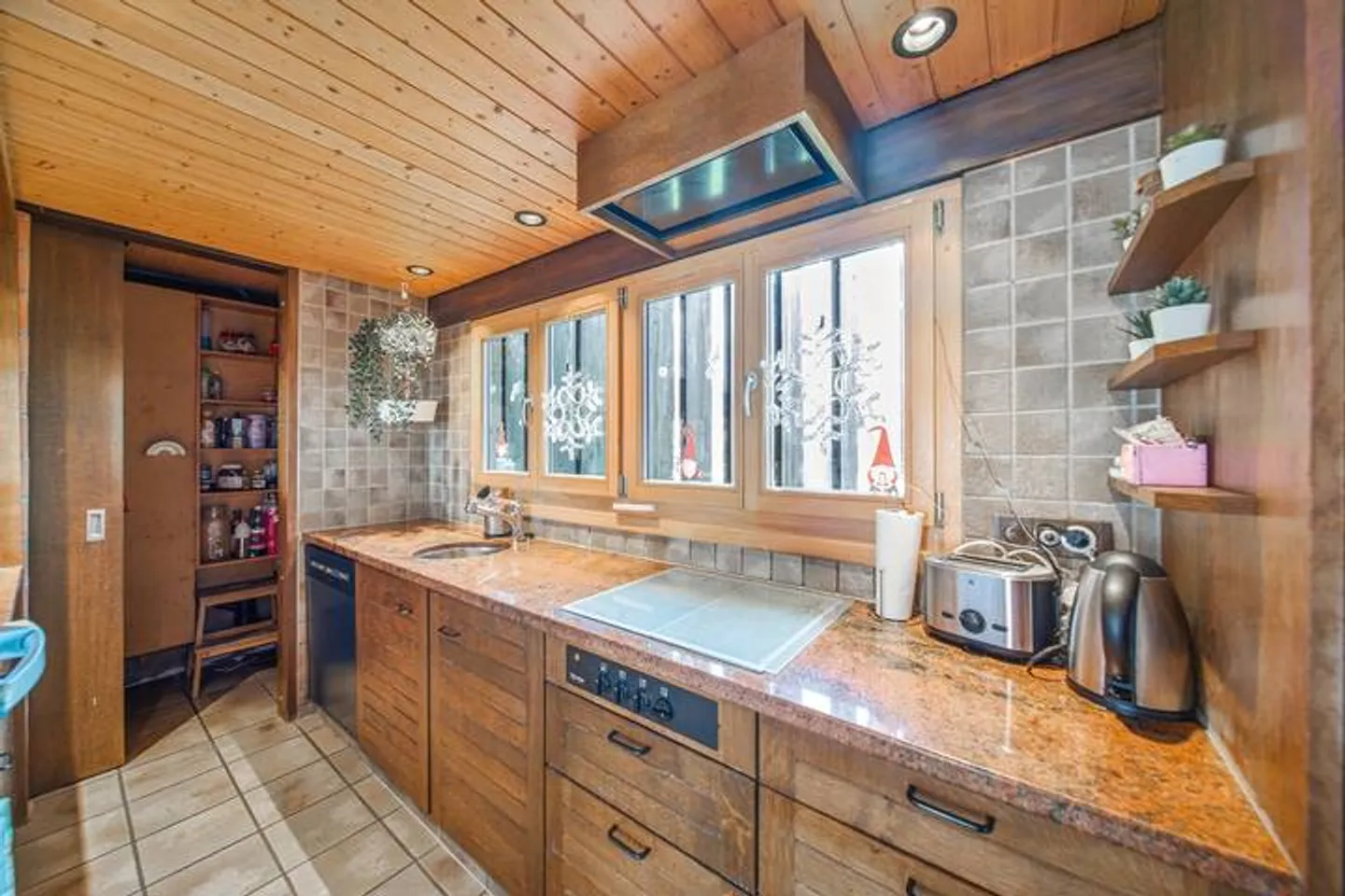 STRATEGIC LOCATION - BUNGALOW-LIKE HOUSE WITH 412 M² TOTAL USABLE AREA - Photo 6 of 9