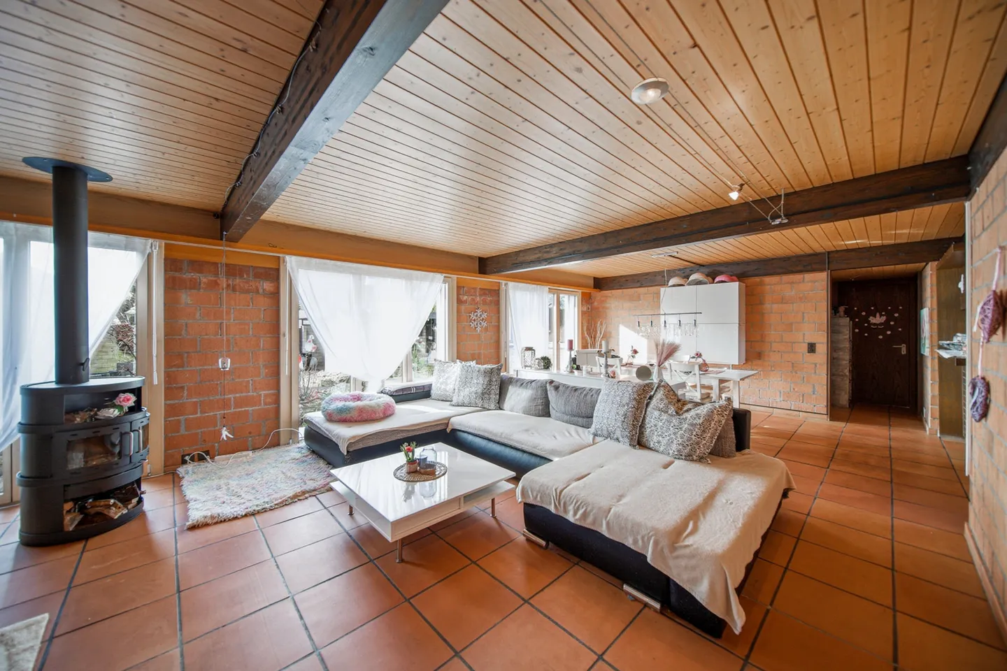 STRATEGIC PRIME LOCATION - BUNGALOW-LIKE HOUSE WITH 412 M² TOTAL USABLE AREA - Photo 2 of 9