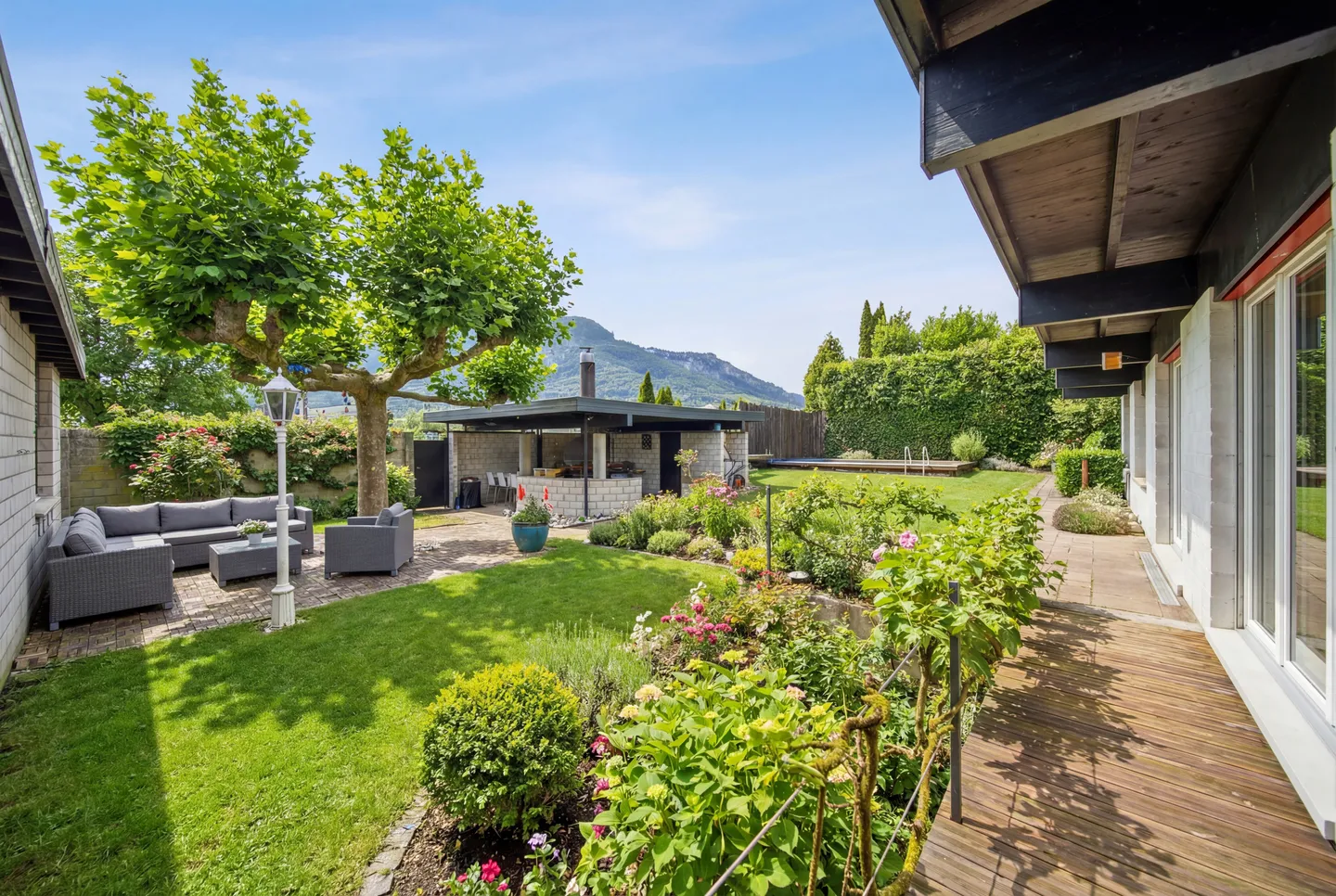 STRATEGIC PRIME LOCATION - BUNGALOW-LIKE HOUSE WITH 412 M² TOTAL USABLE AREA - Photo 1 of 9