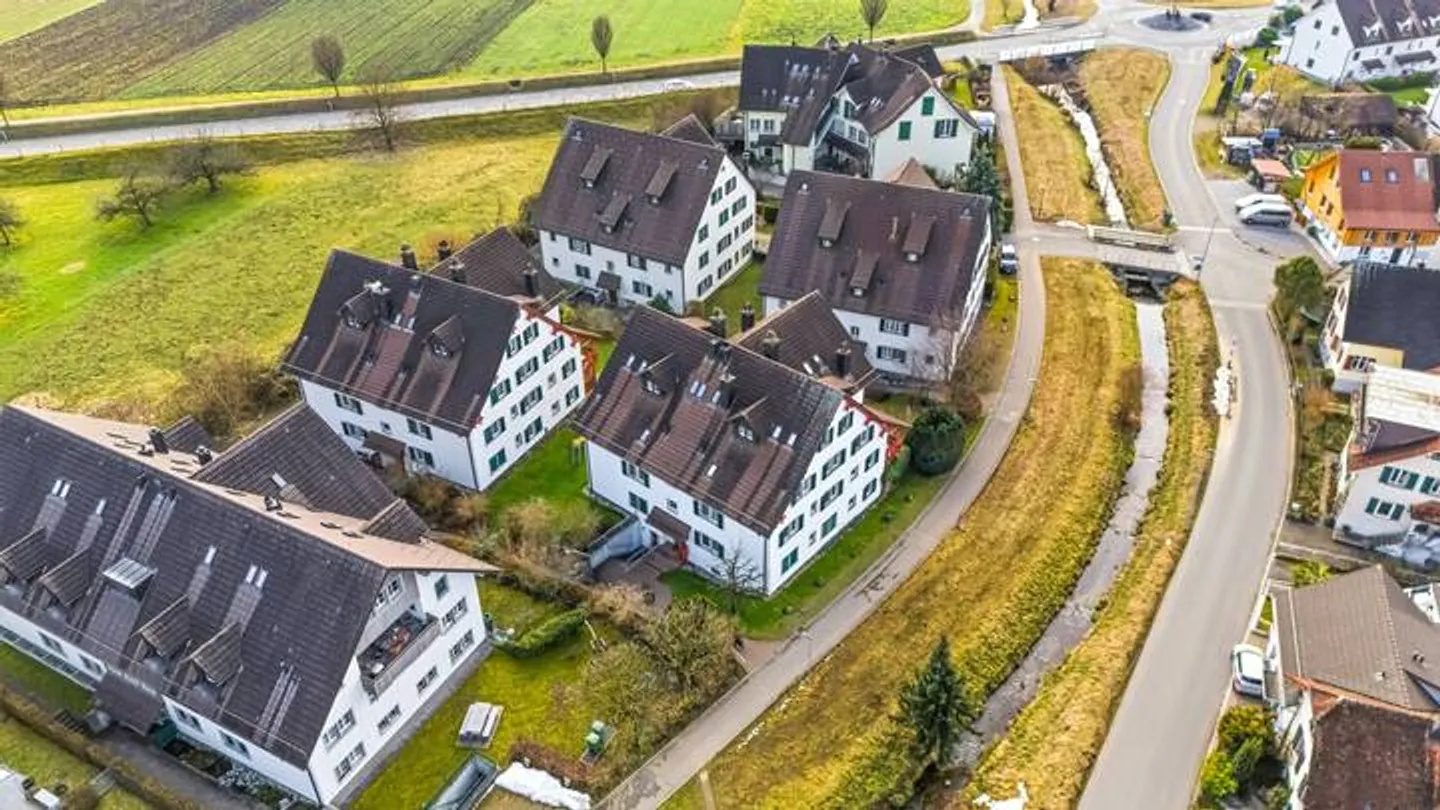 ATTRAENTE APPARTAMENTO CON GIARDINO DI 4.5 LOCALI - Foto 7 di 8