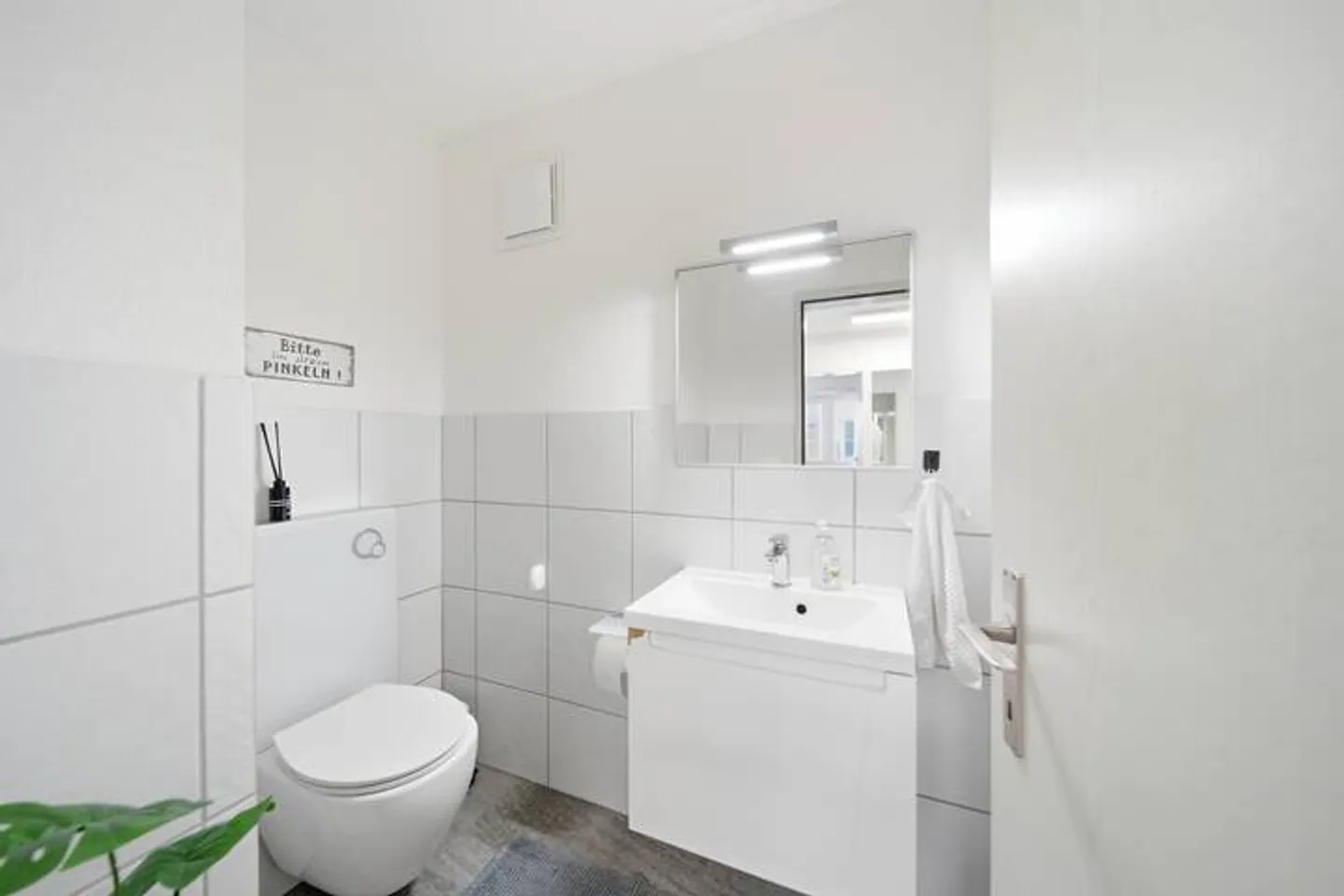 ATTRAENTE APPARTAMENTO CON GIARDINO DI 4.5 LOCALI - Foto 5 di 8