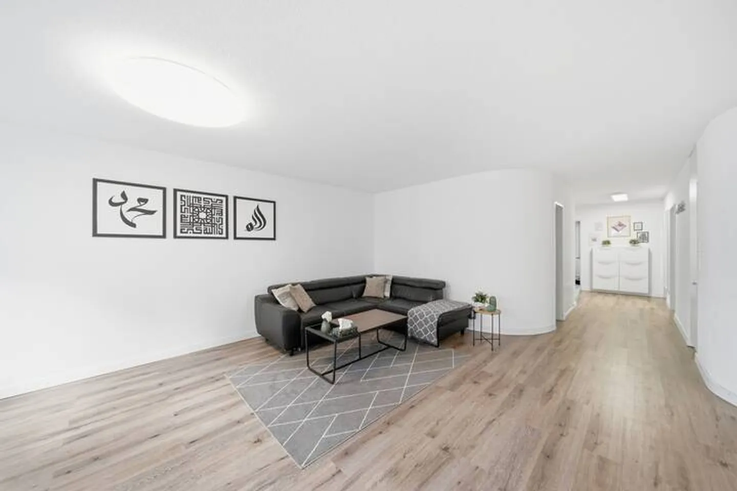 ATTRAENTE APPARTAMENTO CON GIARDINO DI 4.5 LOCALI - Foto 2 di 9