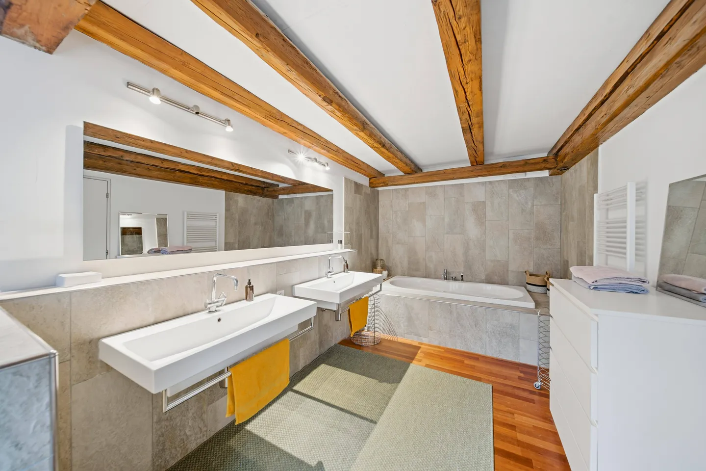 HISTORISCHE 6-ZIMMER-MAISONETTE MIT DACHTERRASSE UND LOFTCHARAKTER IN LAUPEN ZH - Foto 6 von 7