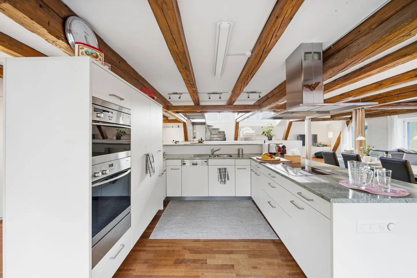 HISTORISCHE 6-ZIMMER-MAISONETTE MIT DACHTERRASSE UND LOFTCHARAKTER IN LAUPEN ZH - Foto 3 von 7