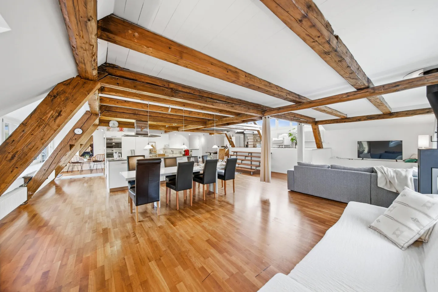 HISTORISCHE 6-ZIMMER-MAISONETTE MIT DACHTERRASSE UND LOFTCHARAKTER IN LAUPEN ZH - Foto 2 von 7