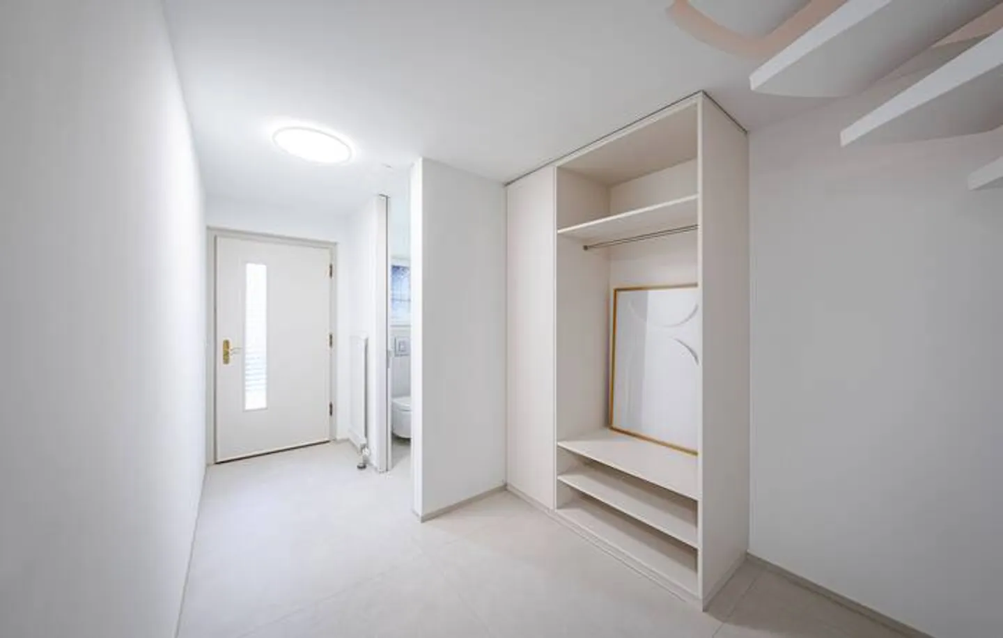 MERAVIGLIA DI FLESSIBILITÀ COMPLETAMENTE RISTRUTTURATA CON VISTA LAGO - Foto 4 di 9