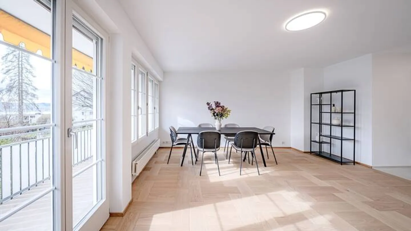 MERAVIGLIA DI FLESSIBILITÀ COMPLETAMENTE RISTRUTTURATA CON VISTA LAGO - Foto 8 di 9