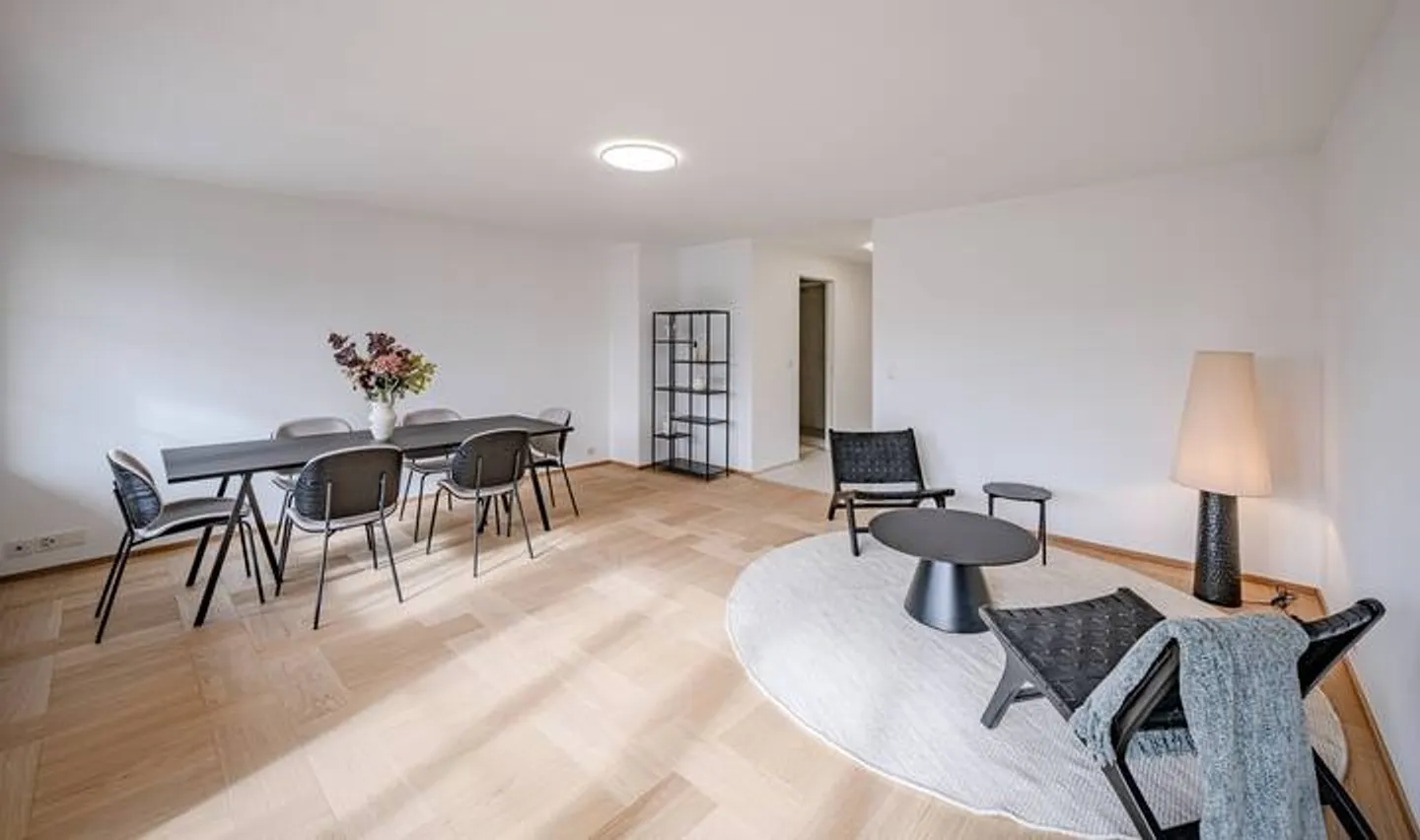 MERAVIGLIA DI FLESSIBILITÀ COMPLETAMENTE RISTRUTTURATA CON VISTA LAGO - Foto 7 di 9