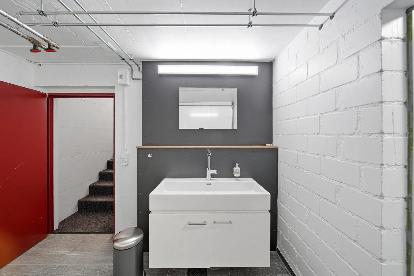 STRATEGIC LOCATION - RESIDENTIAL AND COMMERCIAL BUILDING WITH 412 M2 TOTAL USABLE AREA - Photo 4 of 8